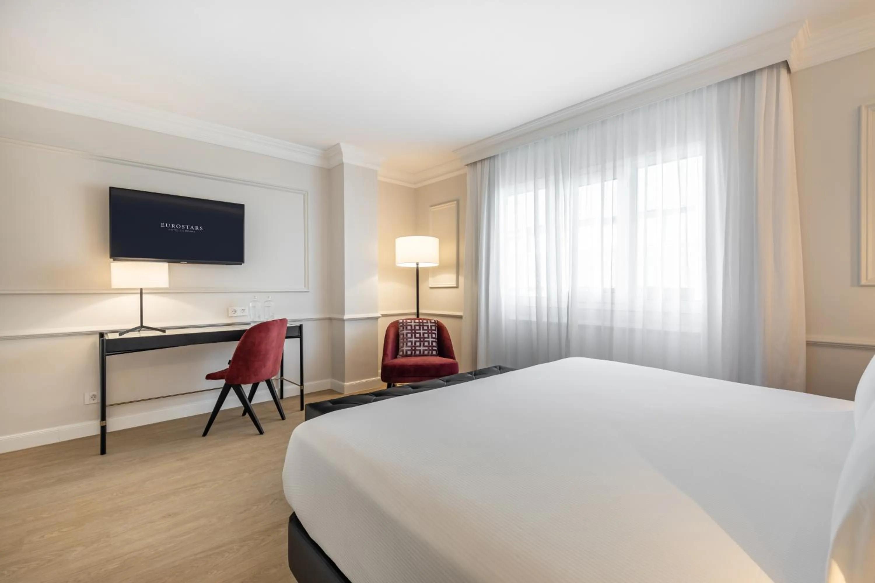 Communal lounge/ TV room, Bed in Eurostars San Antón