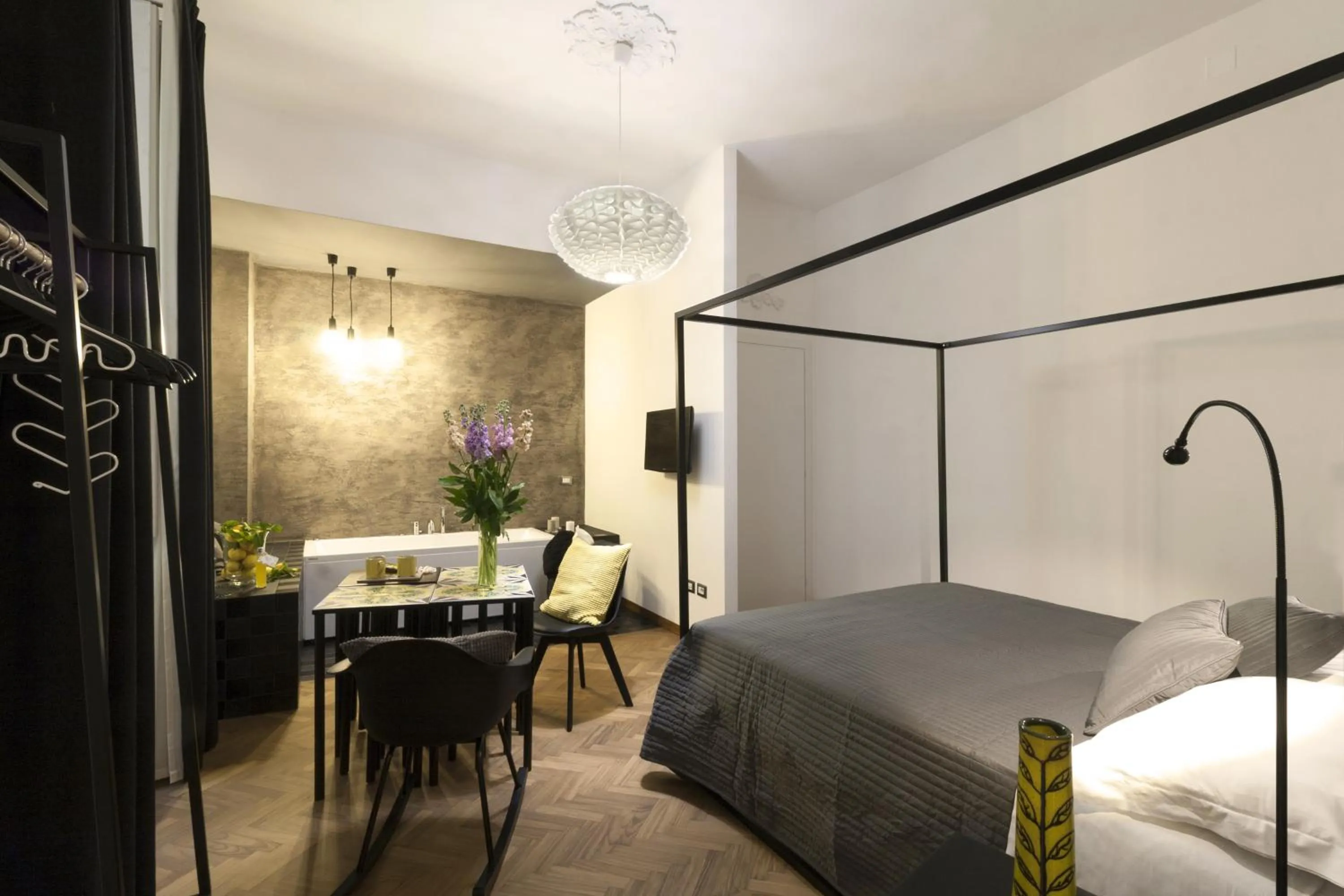 Hot Tub, Bed in Limoncello Rooms