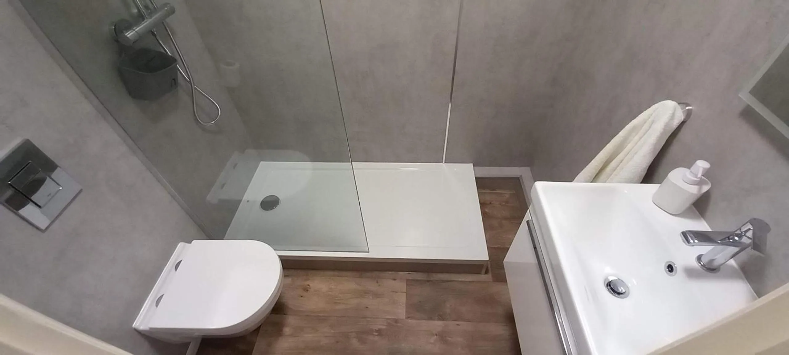 Shower in Royal Oak Hotel