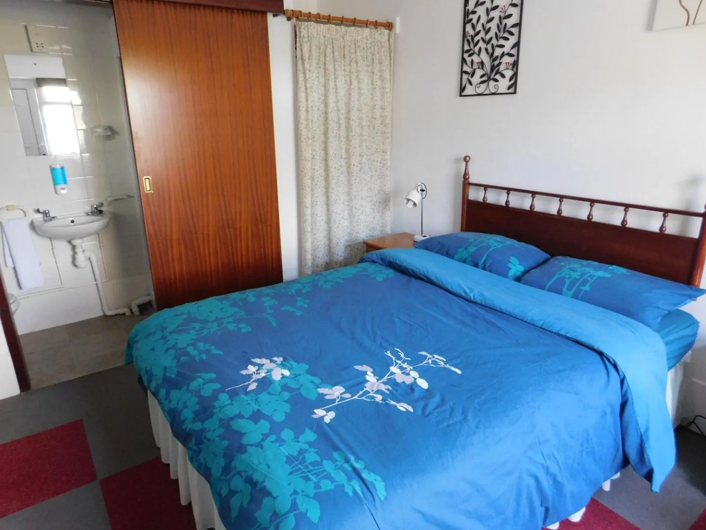 Bathroom, Bed in Chelford Guesthouse
