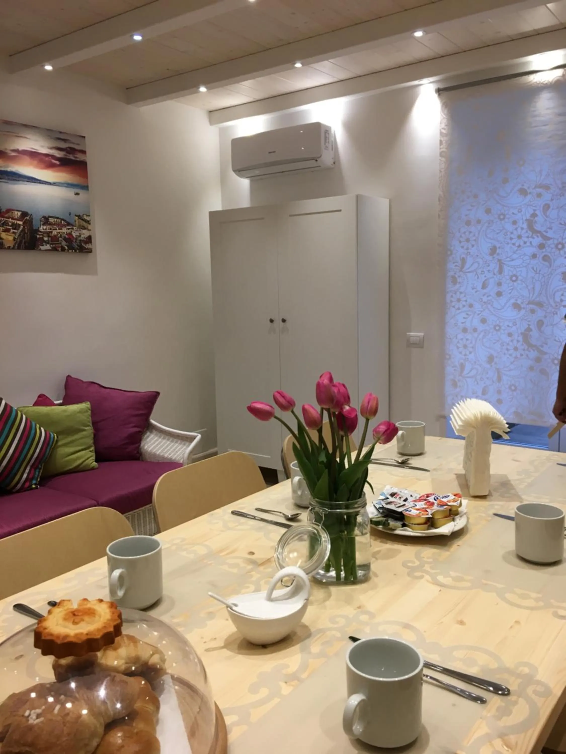 Communal lounge/ TV room in La Scalinata di Chiaia