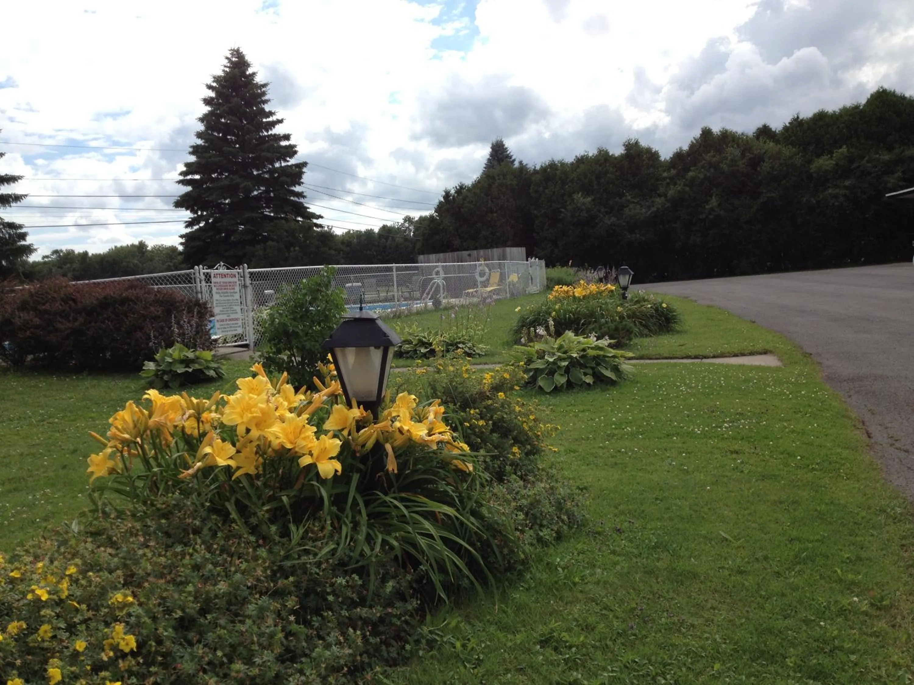 Pool view in Skaneateles Inn on 20