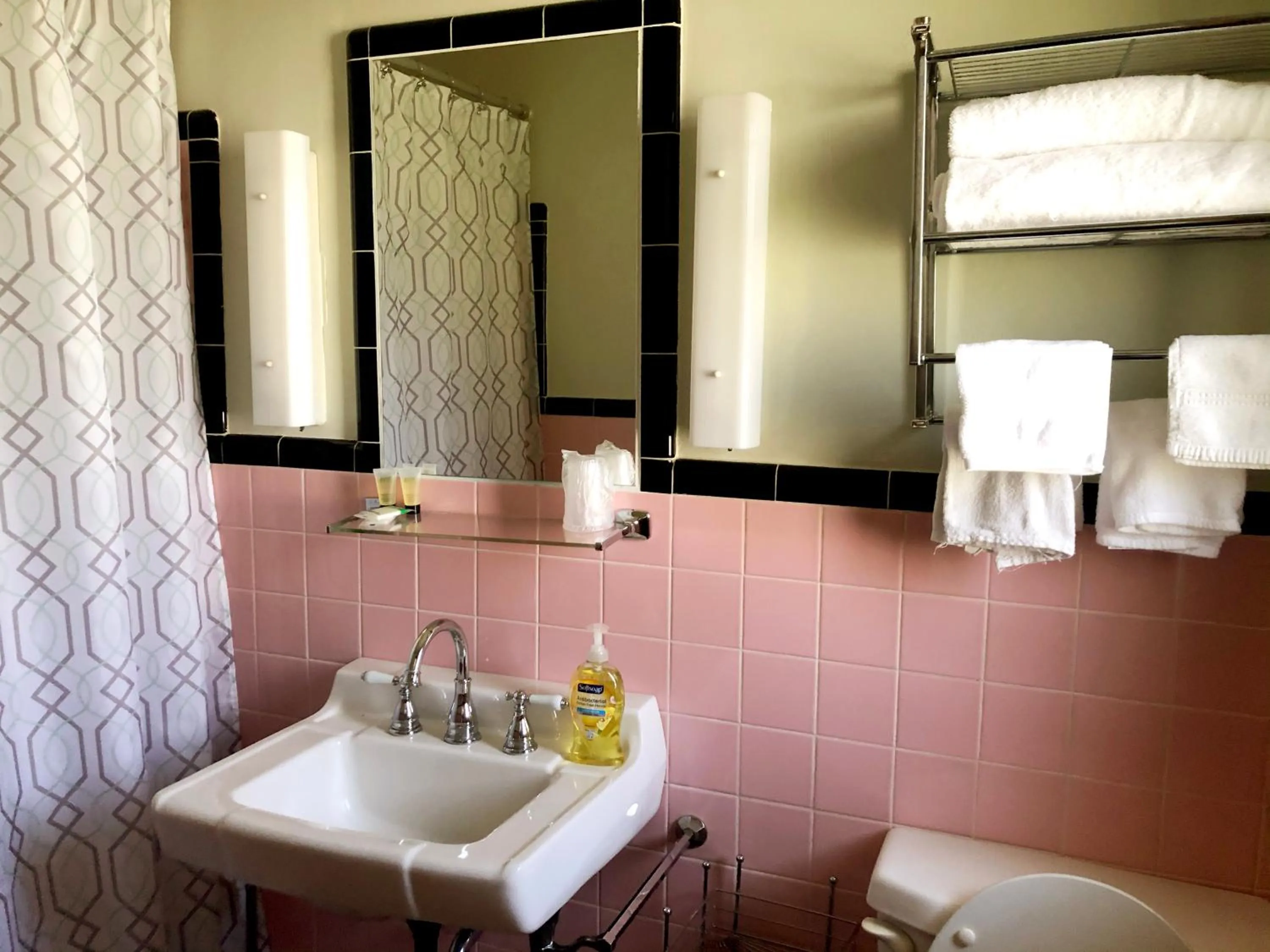 Bathroom in Skaneateles Inn on 20