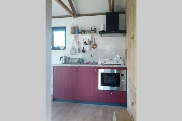 Kitchen or kitchenette in Vakantiehuisje met bedstee