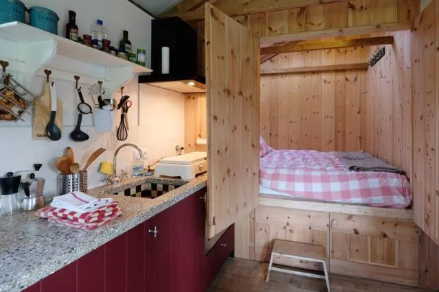 Kitchen or kitchenette in Vakantiehuisje met bedstee