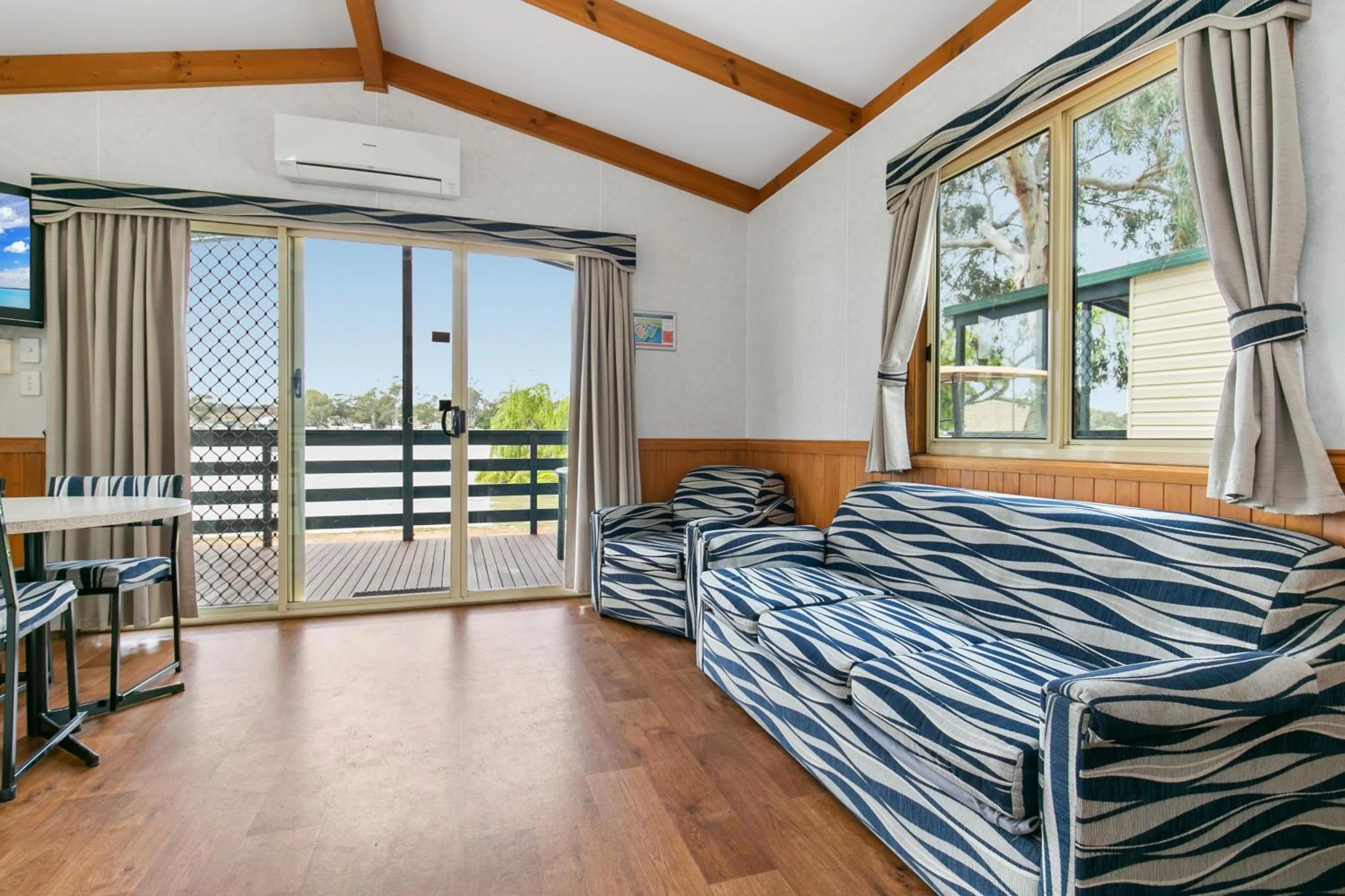 Living room, Bed in BIG4 Mannum Holiday Park