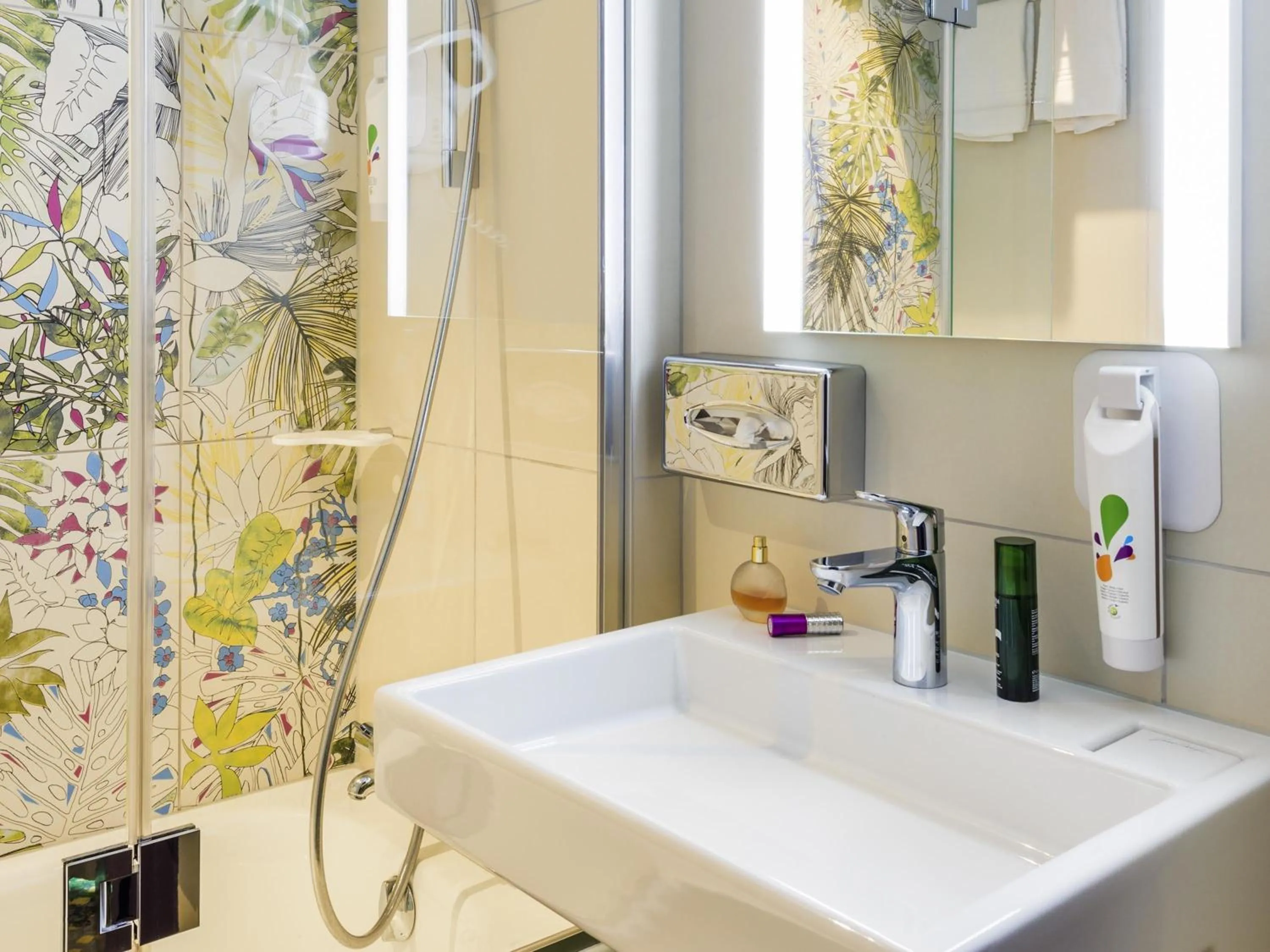 Bedroom in ibis Styles Paris Boulogne Marcel Sembat