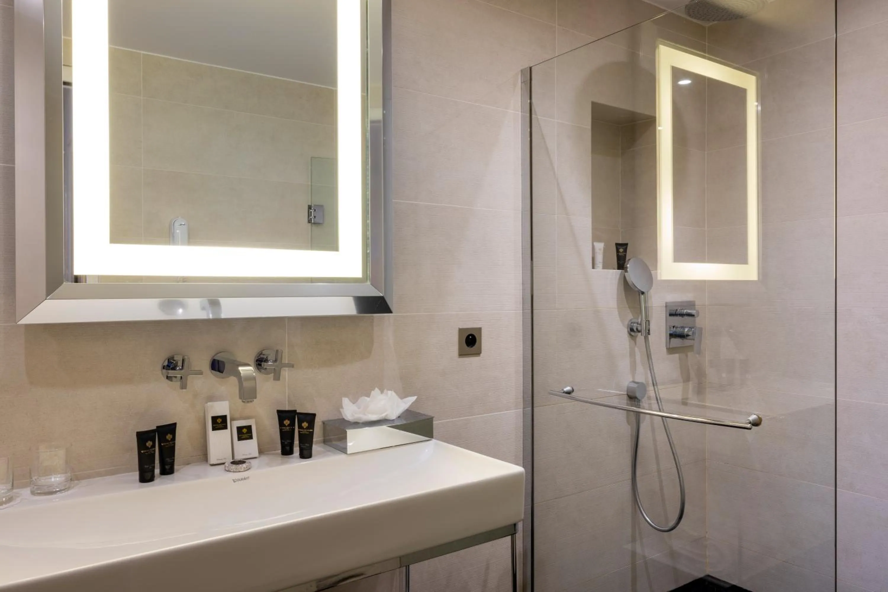 Bathroom in Hôtel De Castiglione