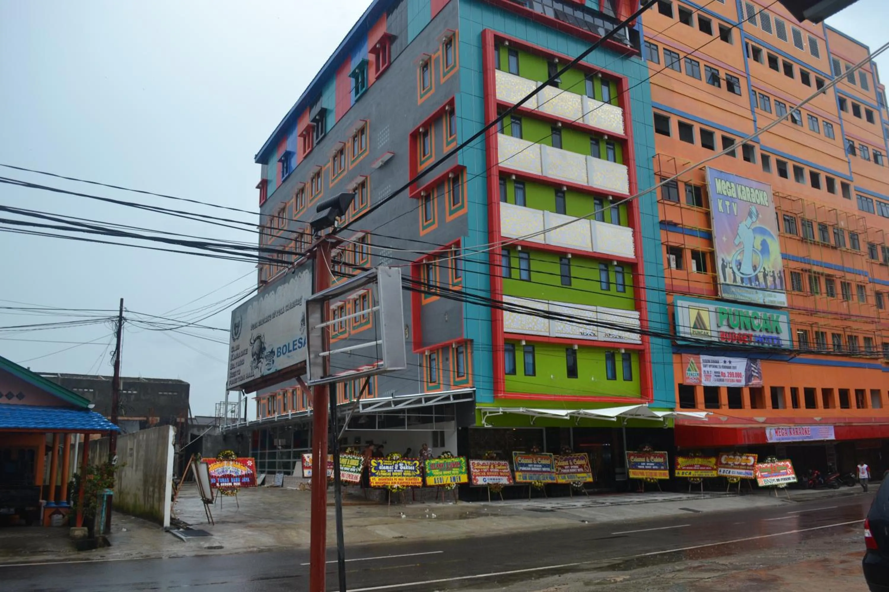 Property building in Puncak Budget Hotel