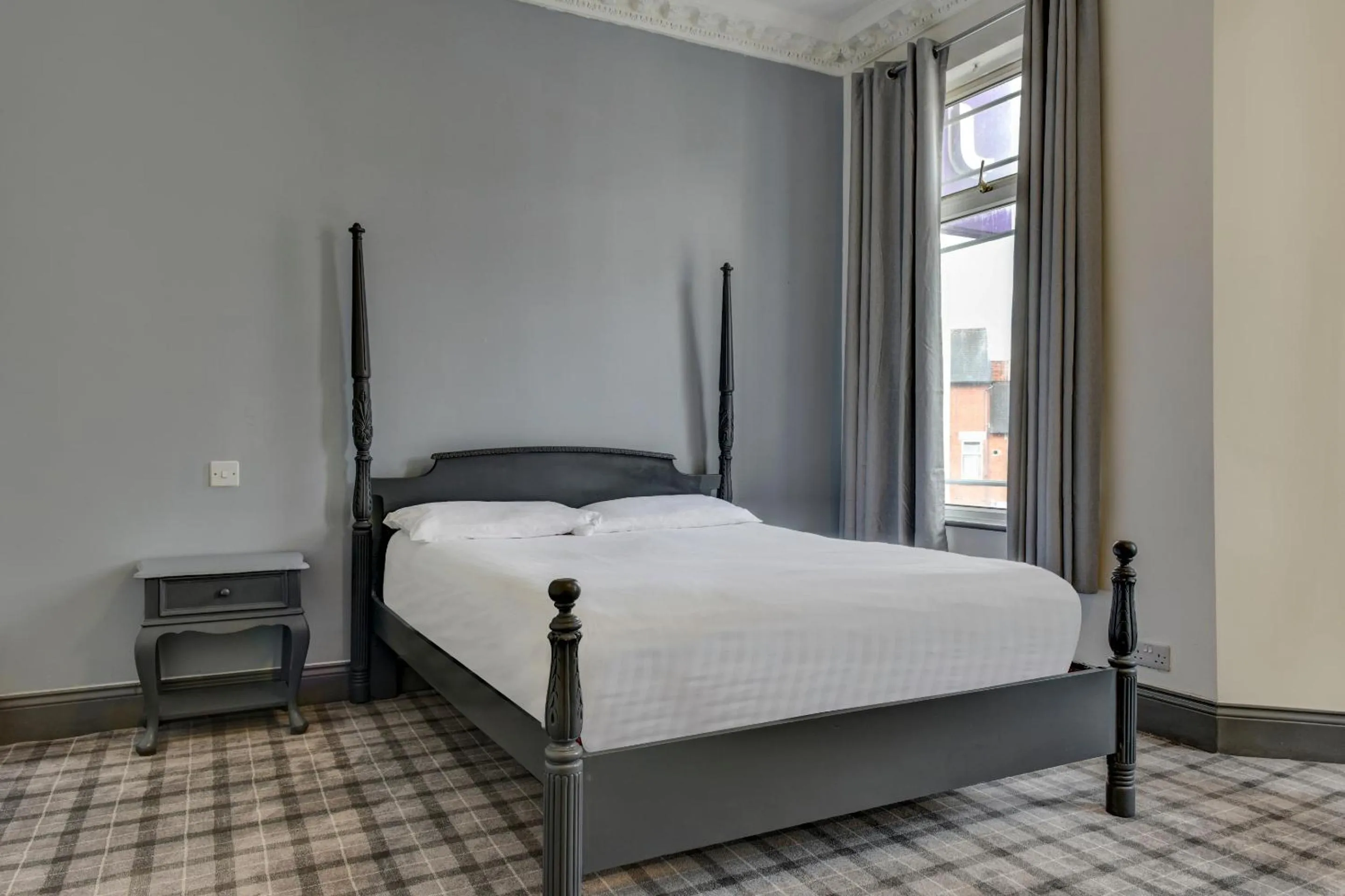 Bedroom, Bed in Empire Hotel