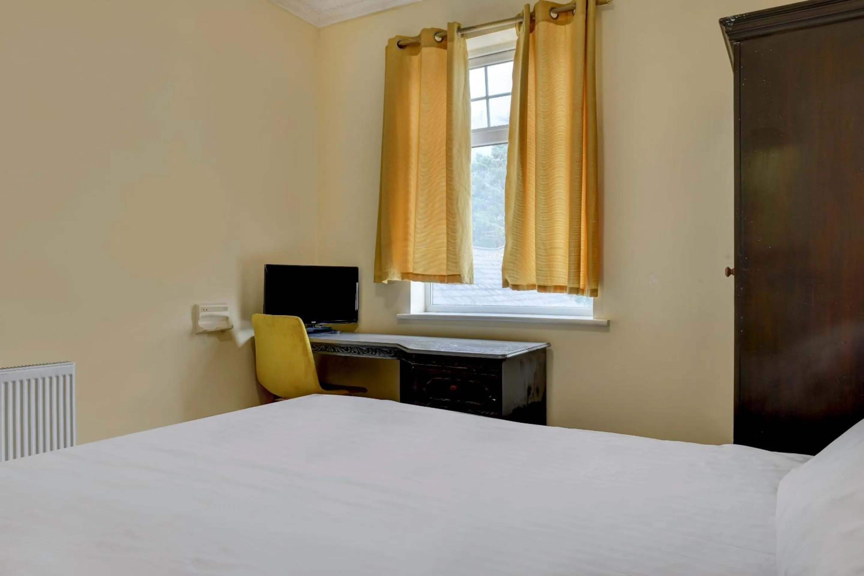 Bedroom, Bed in Empire Hotel