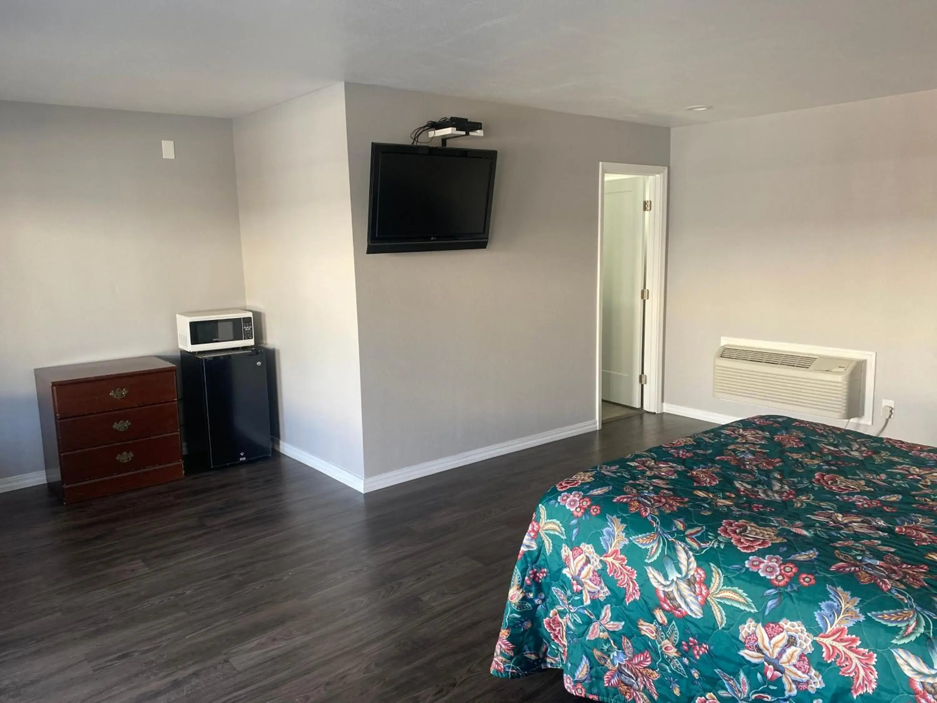 Deluxe Queen Room in Sun Valley Inn Deluxe Queen Room in Sun Valley Inn