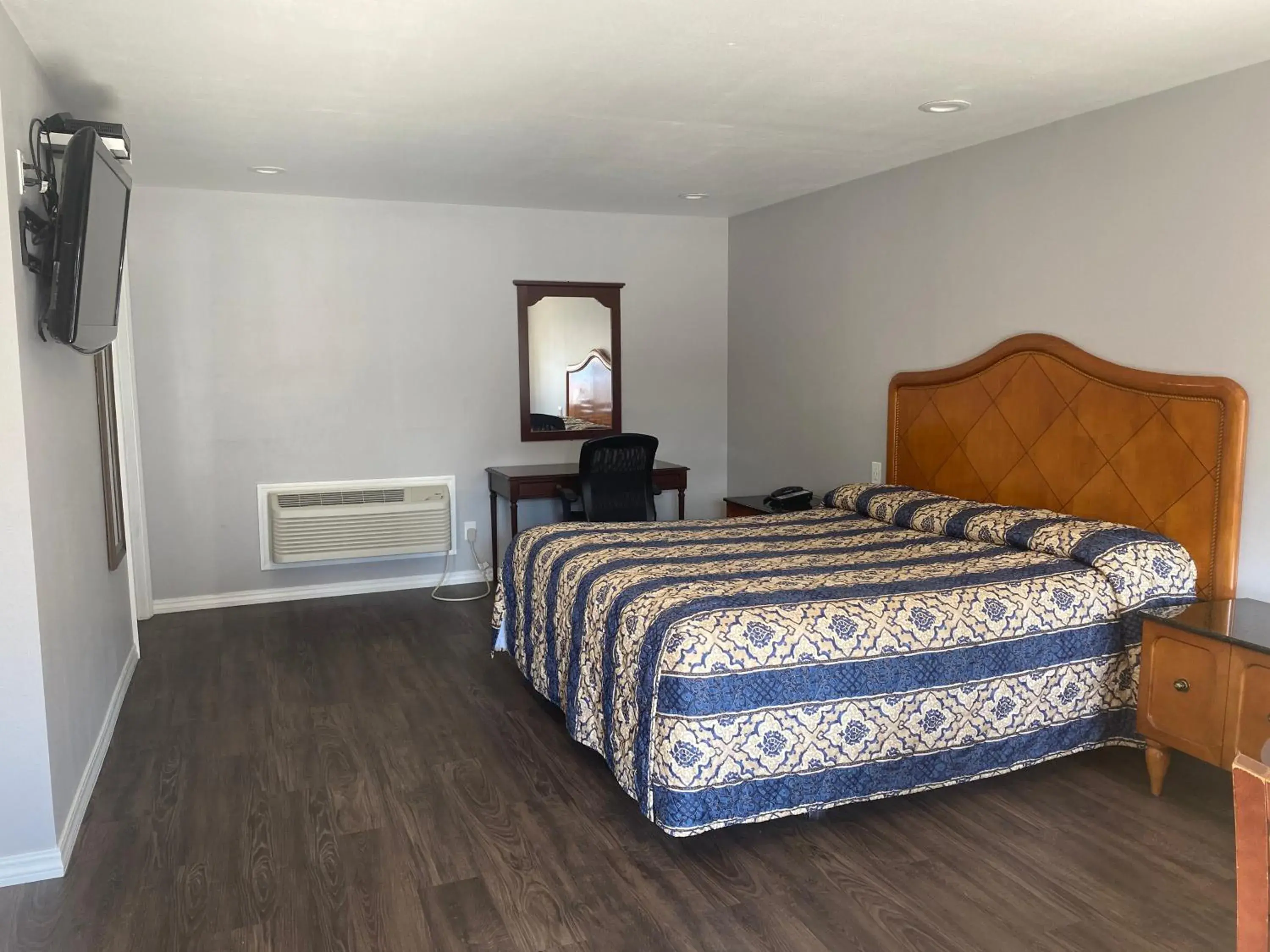 Deluxe King Room in Sun Valley Inn Deluxe King Room in Sun Valley Inn