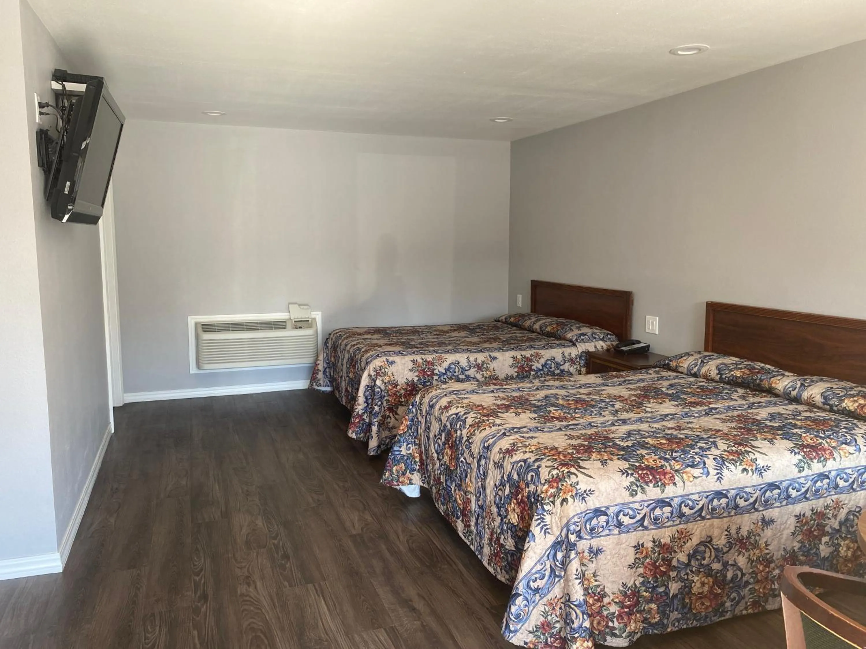 Photo of the whole room, Bed in Sun Valley Inn