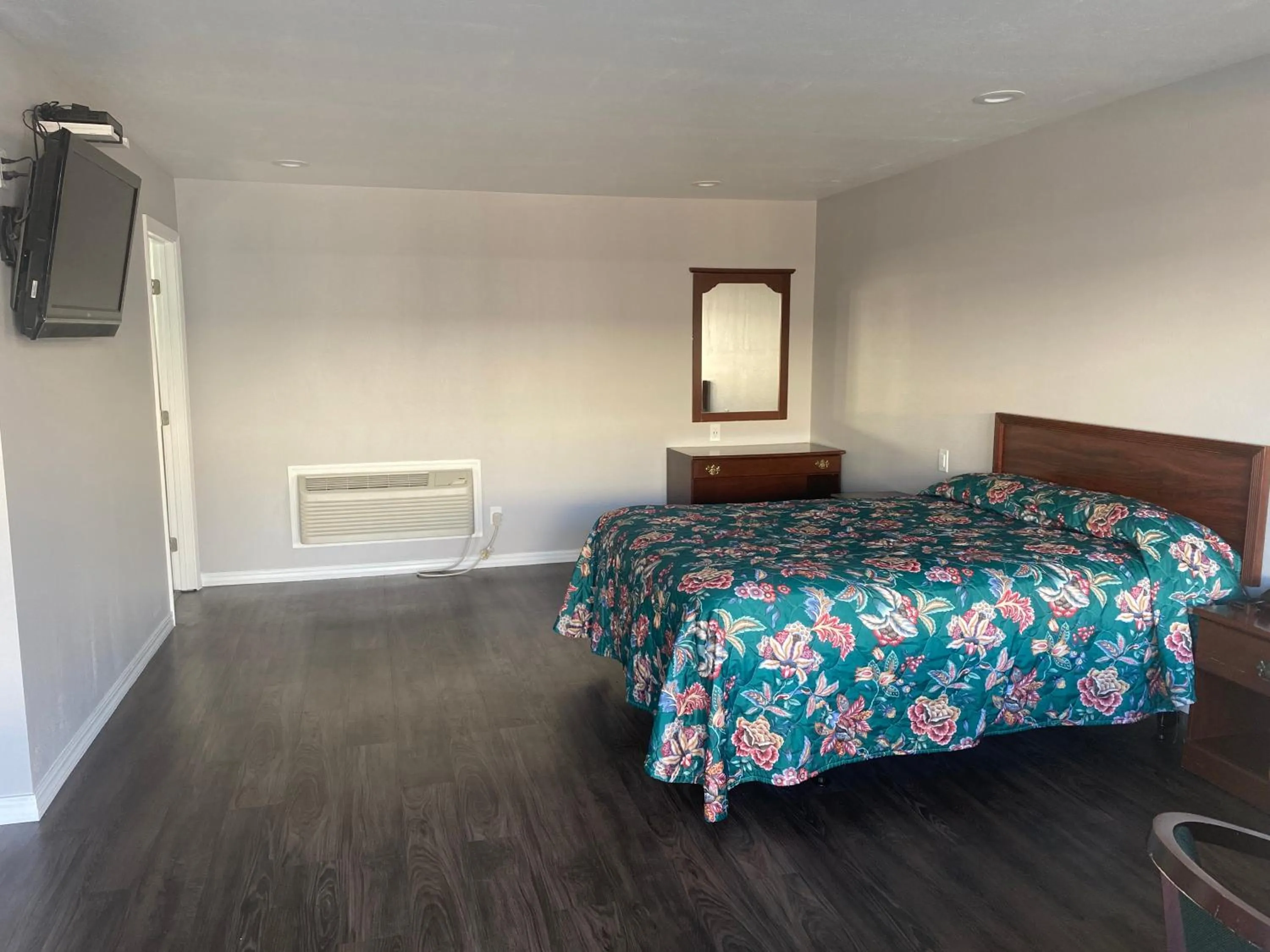 Photo of the whole room, Bed in Sun Valley Inn