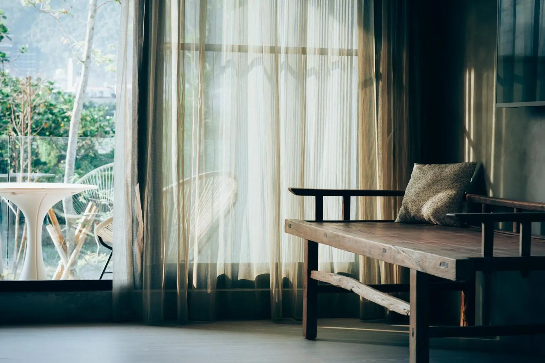 Communal lounge/ TV room, Bed in Onsense Villa