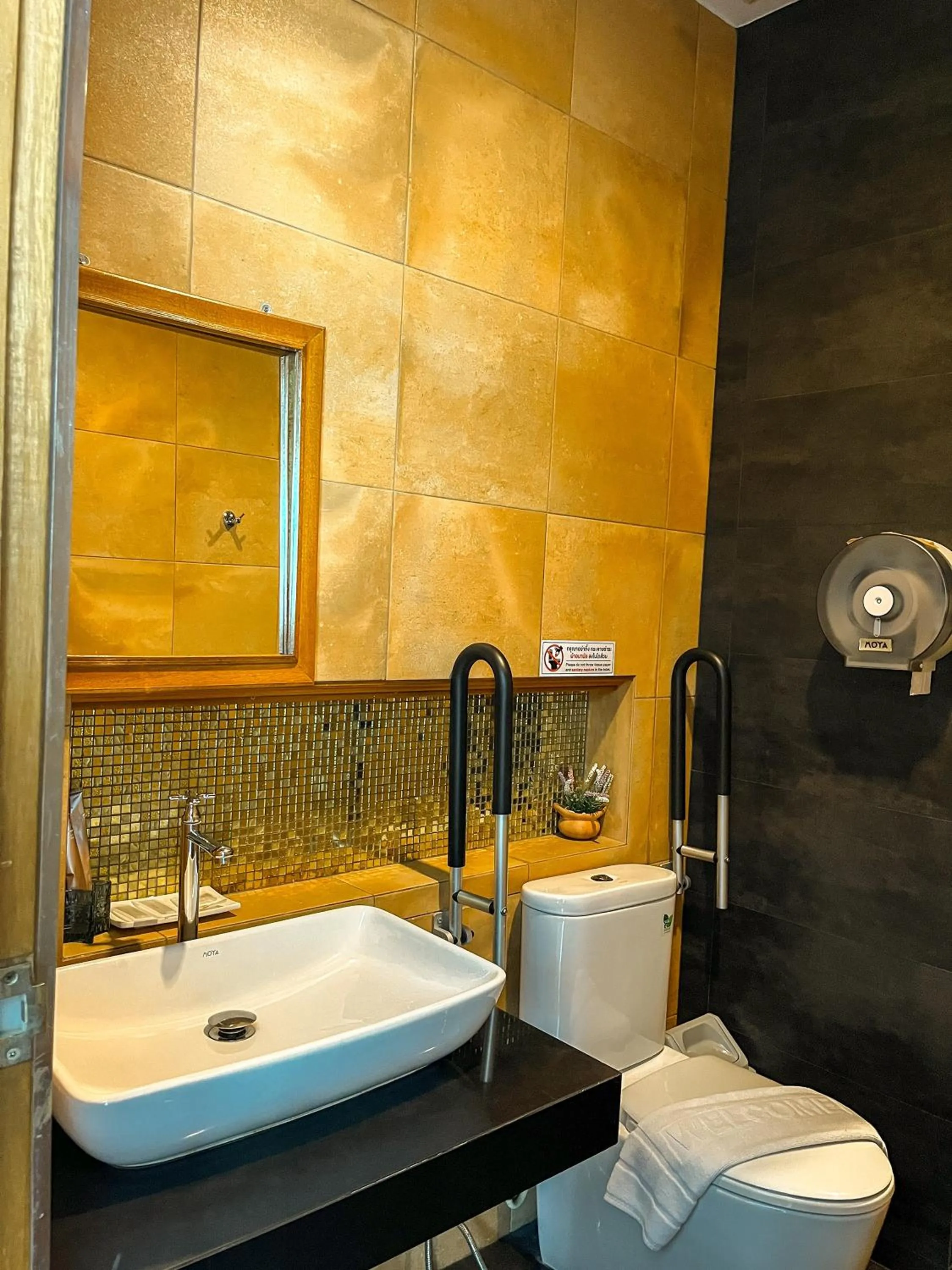 Bathroom in BaanMee Phuket near Chalong Pier