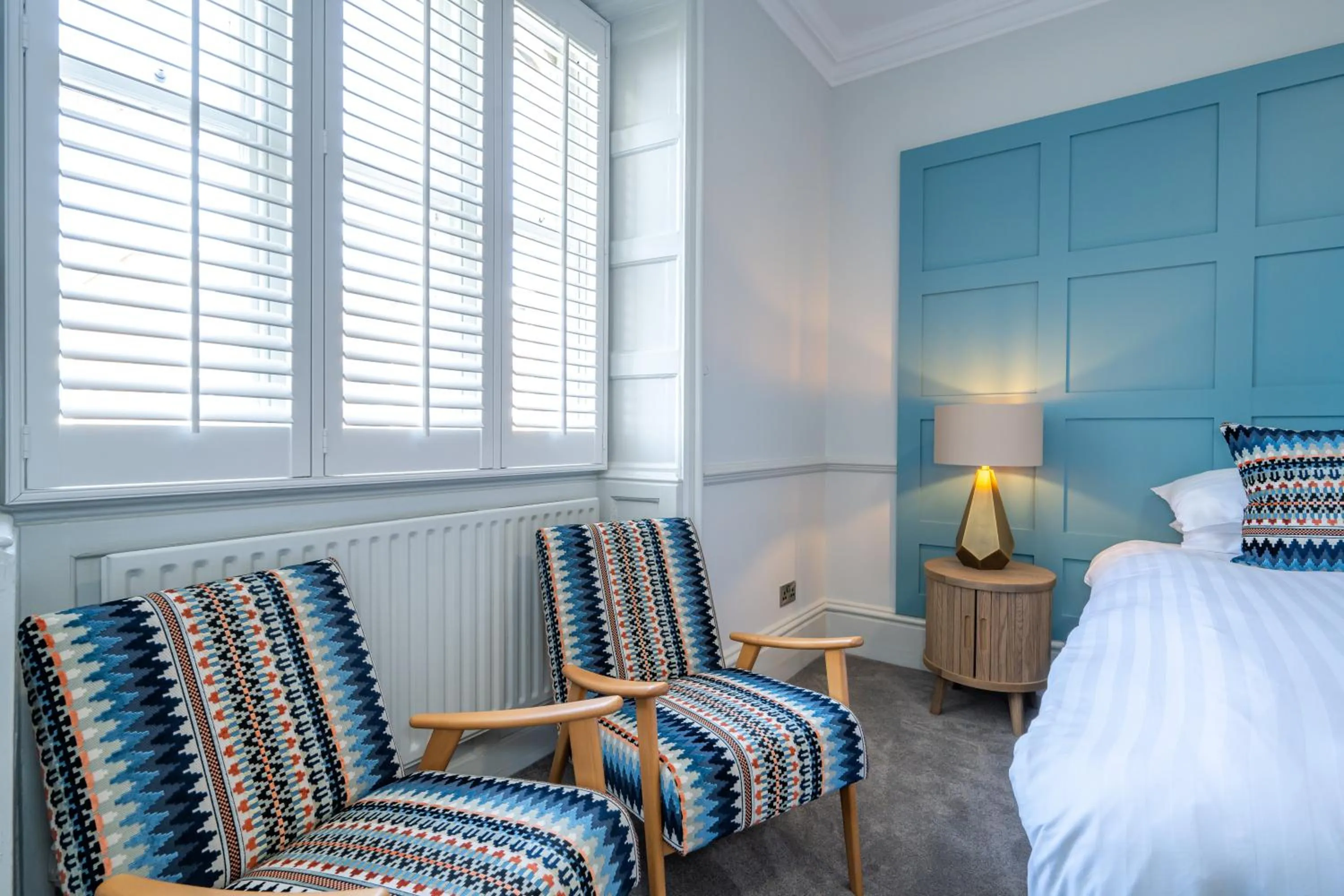 Seating area, Bed in The Golden Lion Hotel