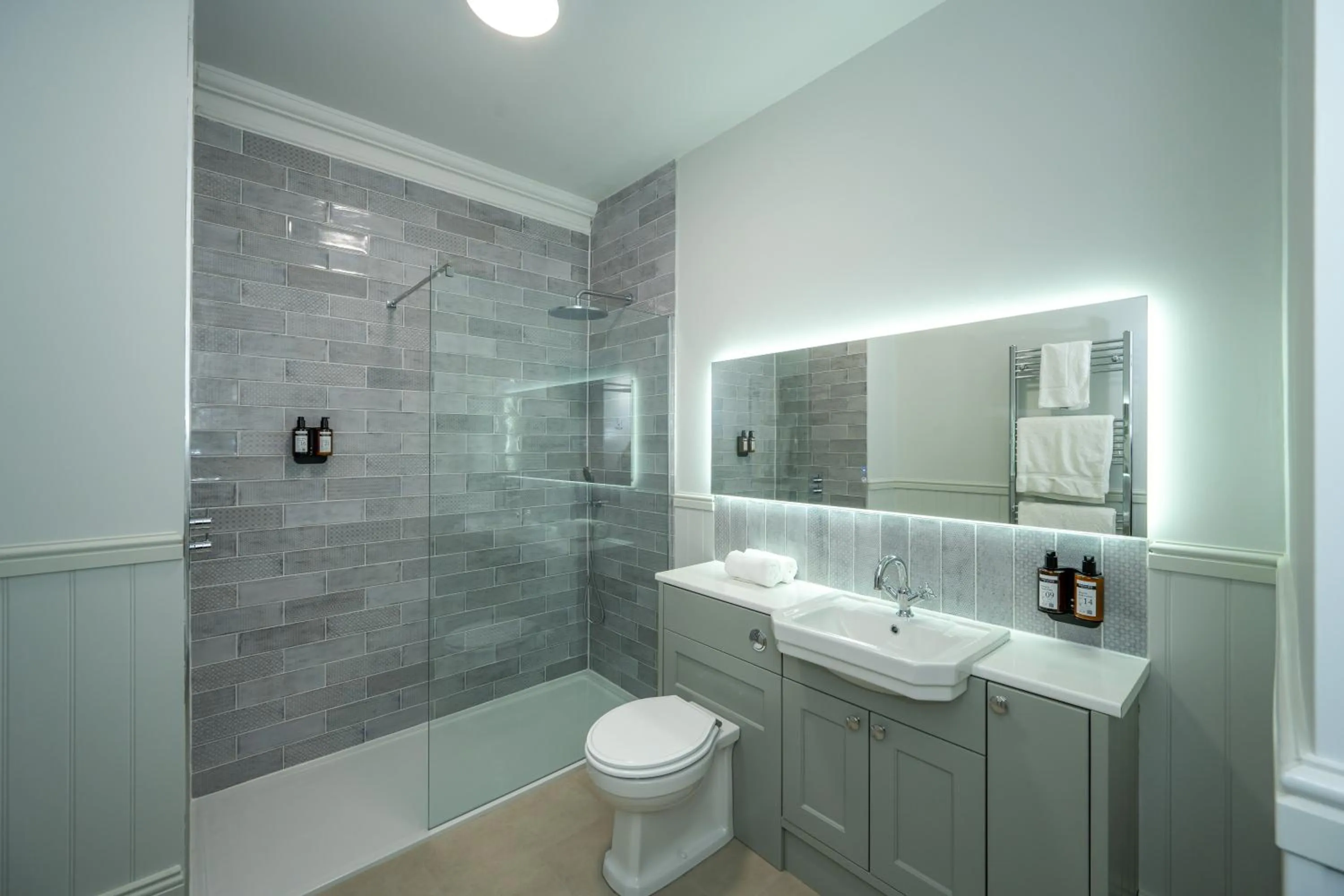 Shower in The Golden Lion Hotel