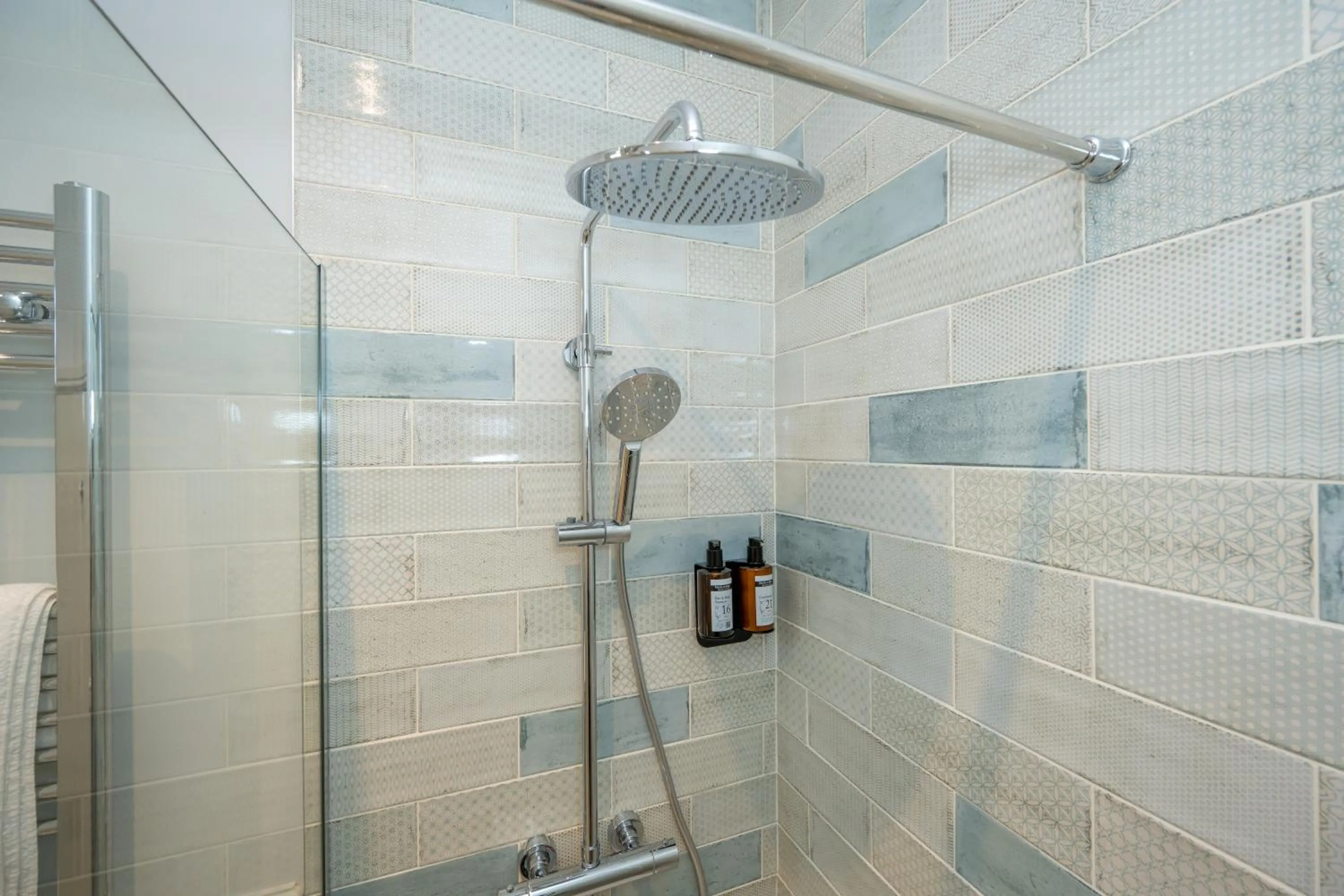 Shower in The Golden Lion Hotel