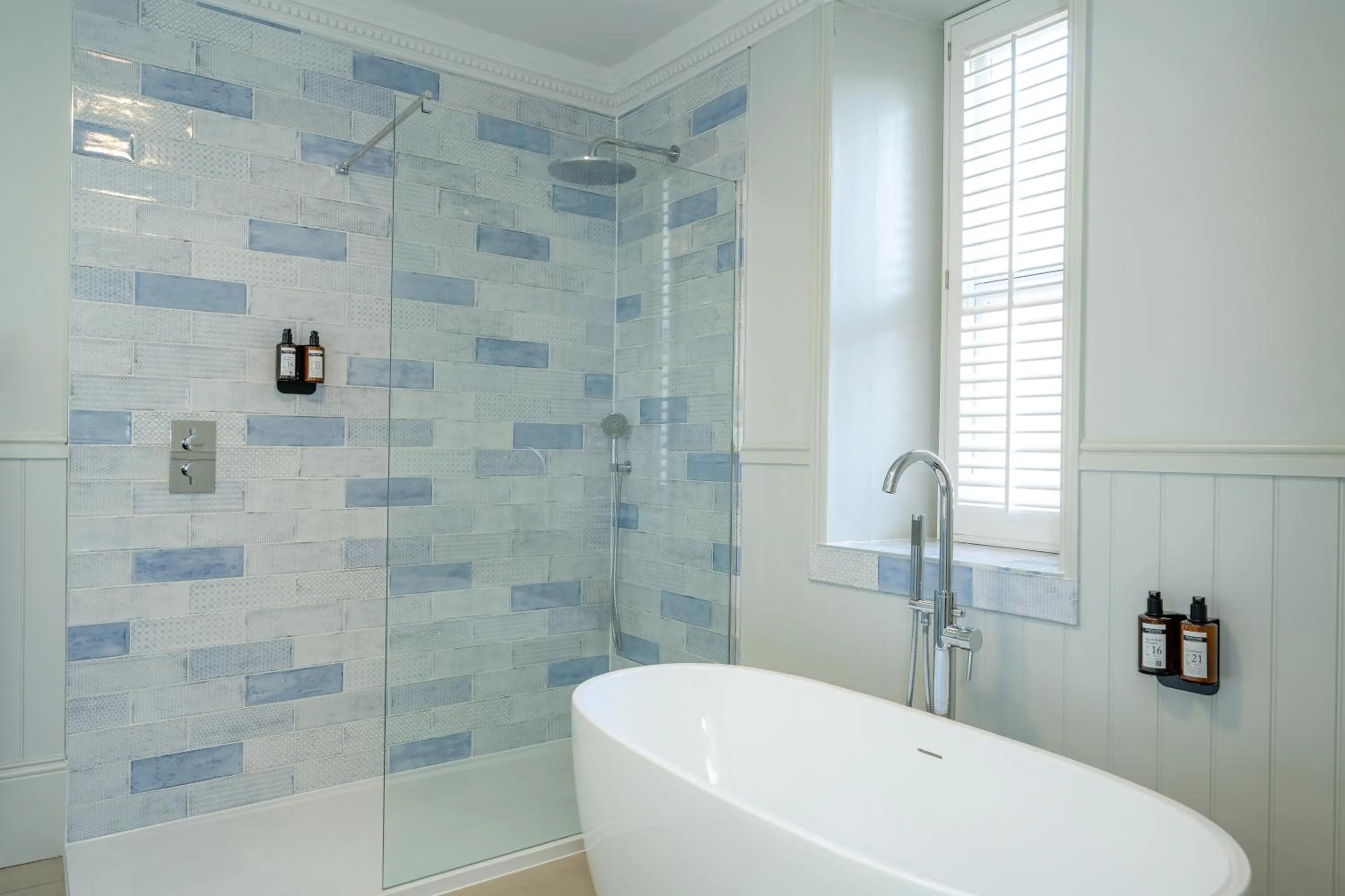 Shower in The Golden Lion Hotel