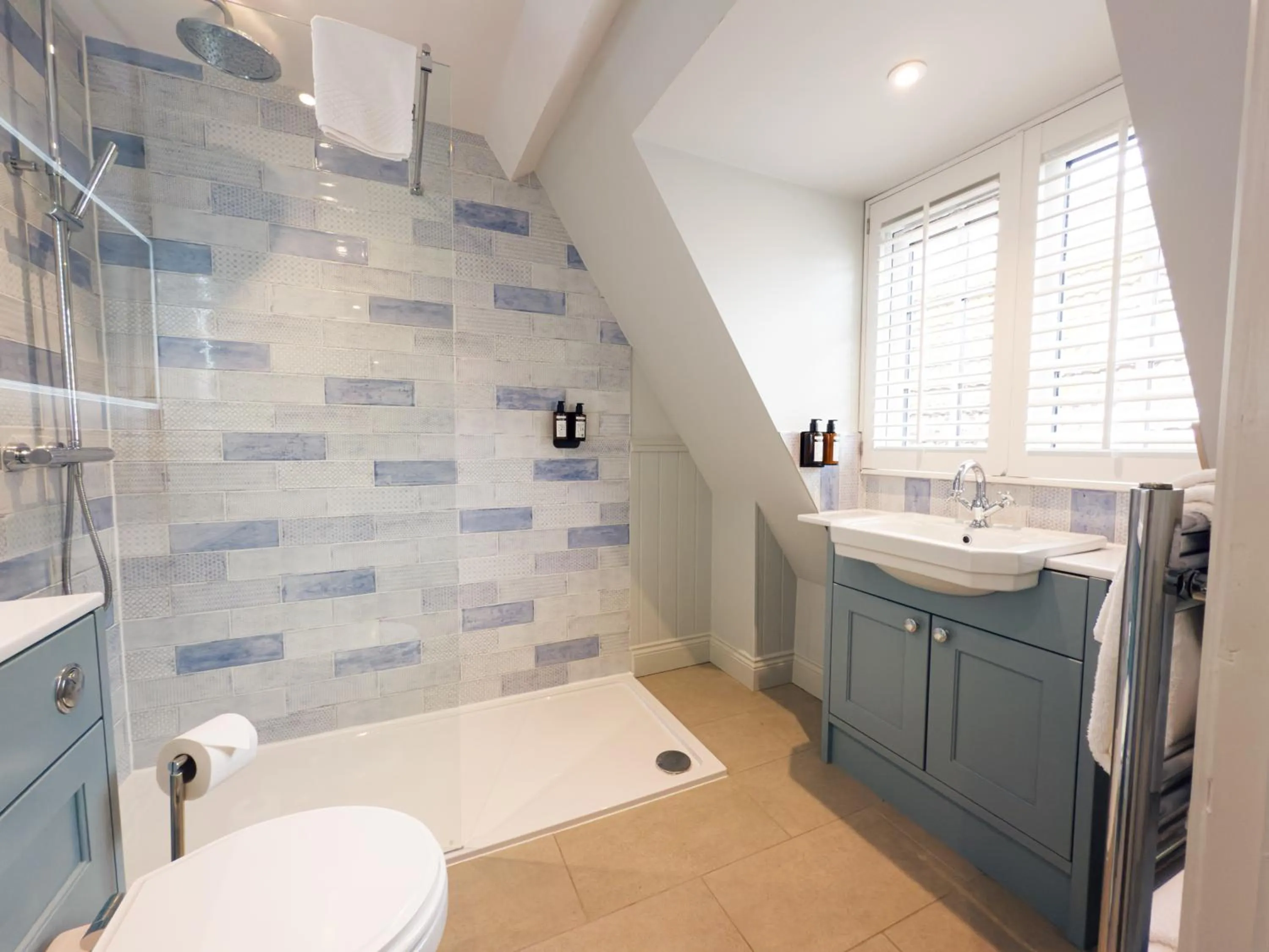 Shower in The Golden Lion Hotel