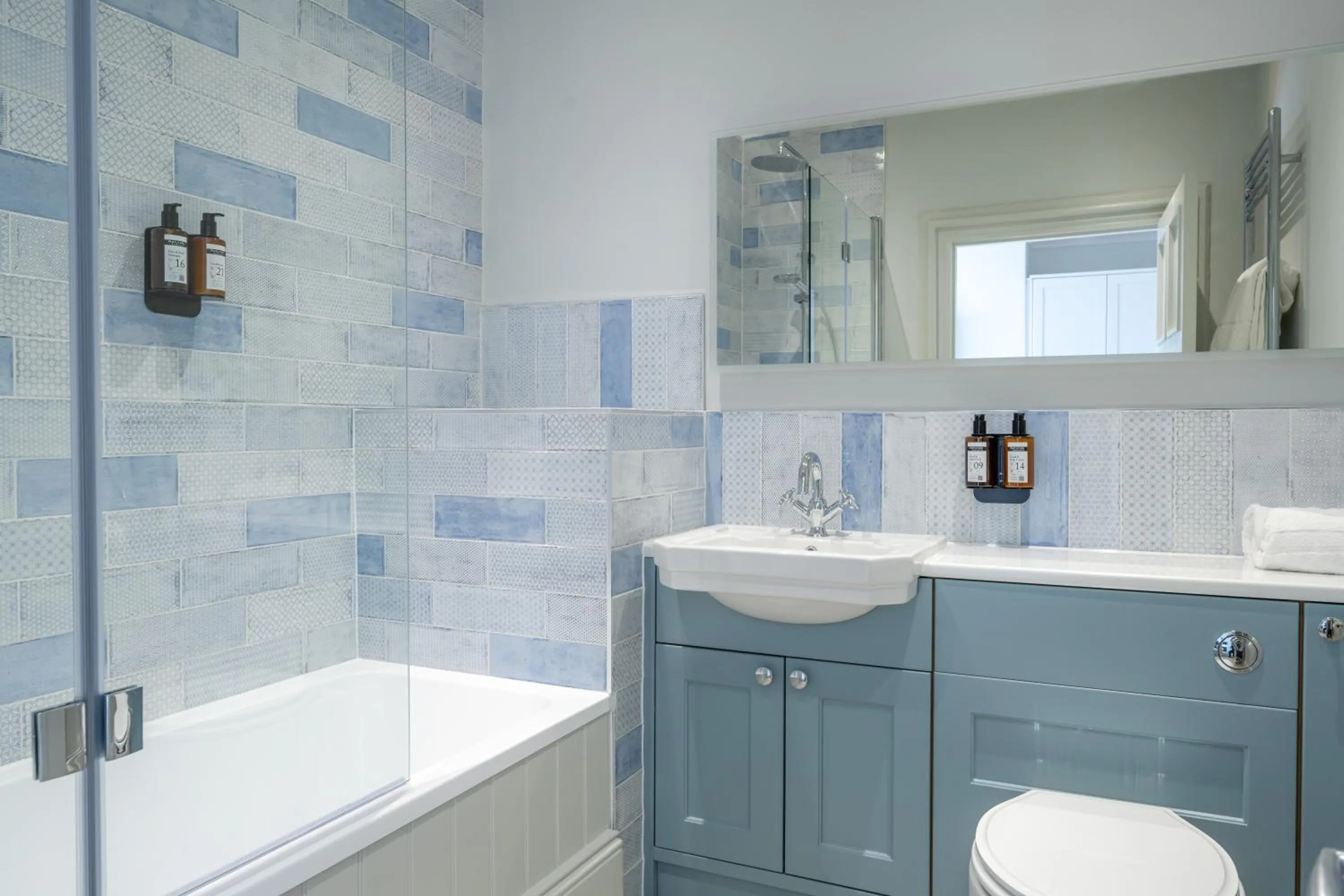 Shower in The Golden Lion Hotel