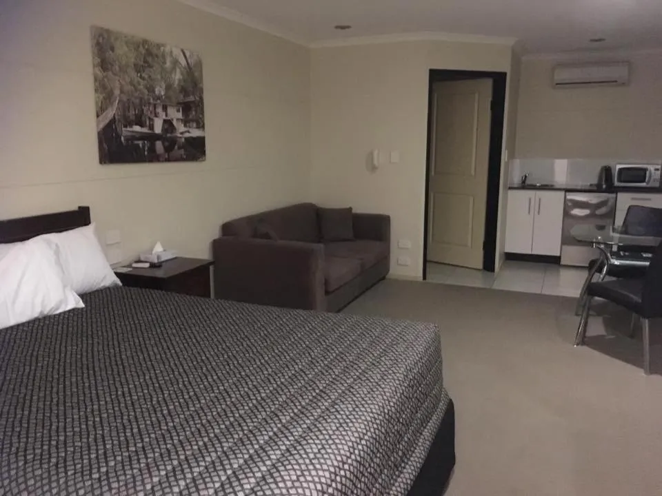 Bed in Balranald Club Motel