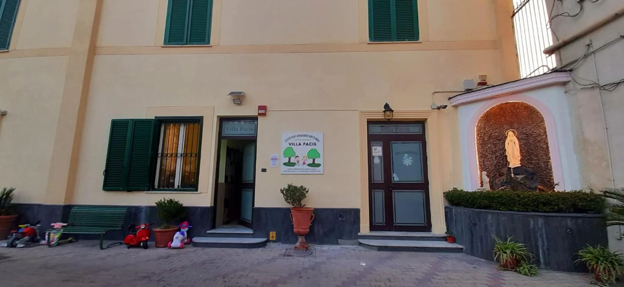 Property building in Villa Pacis