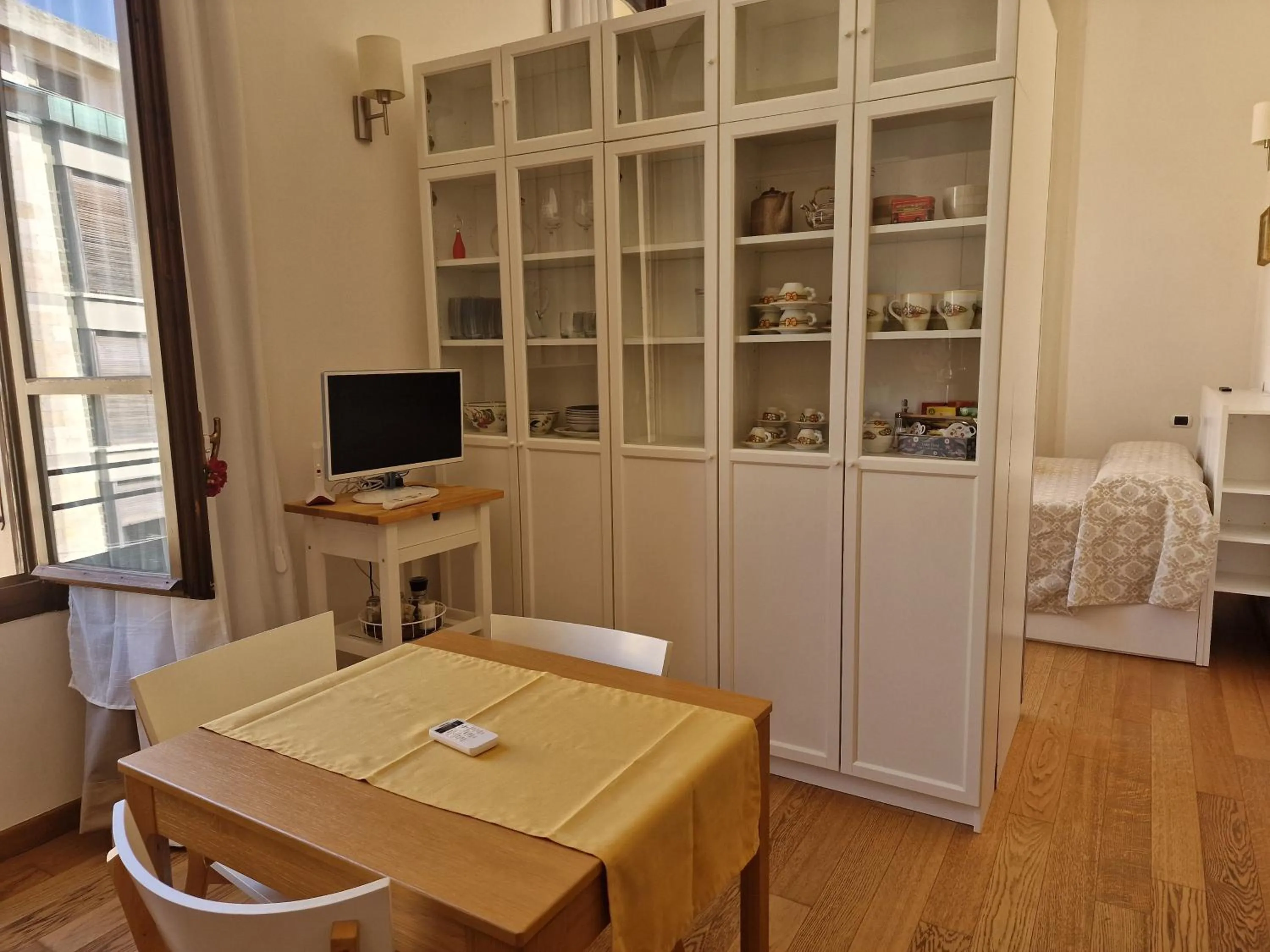 Dining area, Bed in Five Roses Bed & Breakfast