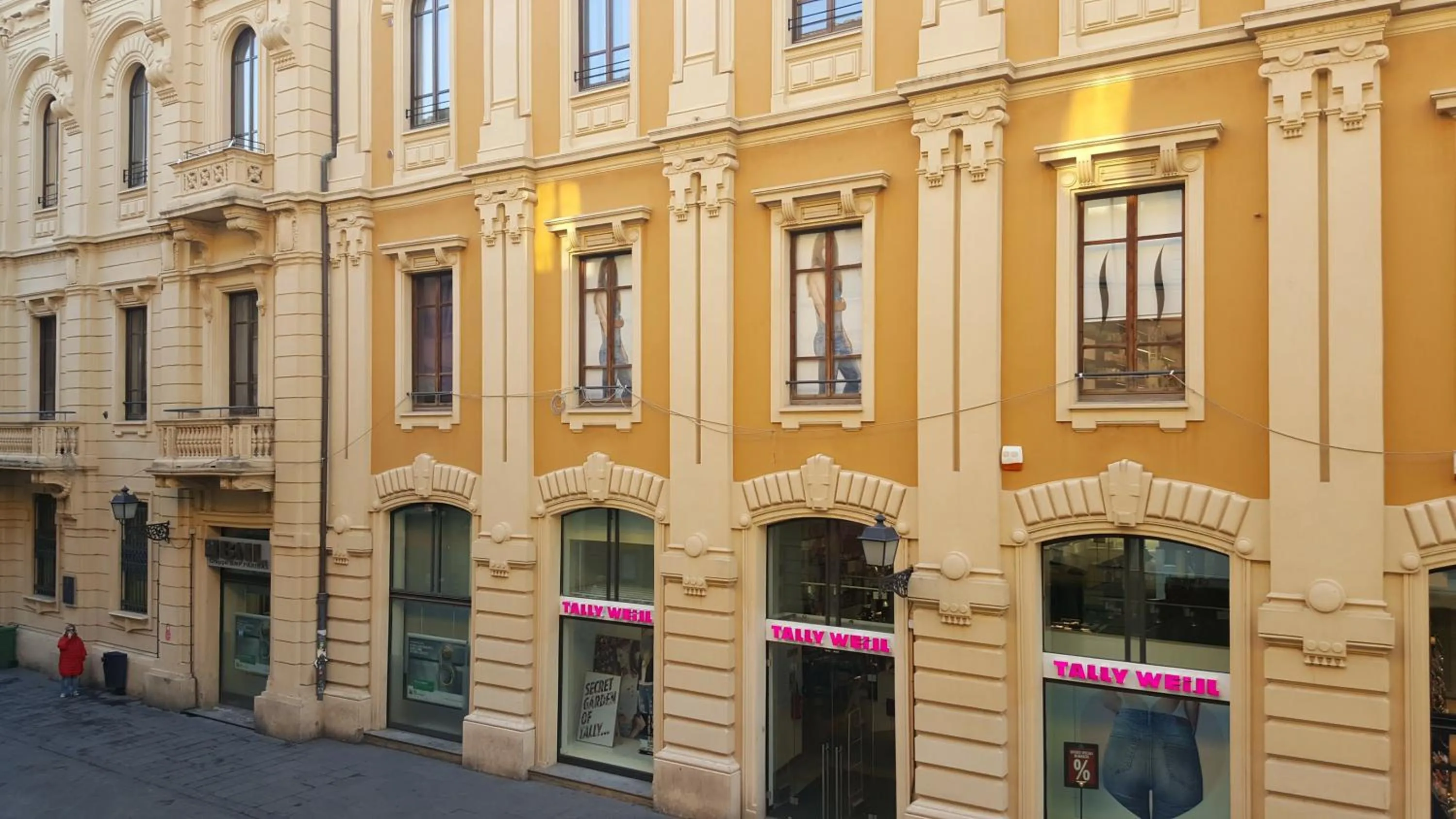 Property building in Five Roses Bed & Breakfast