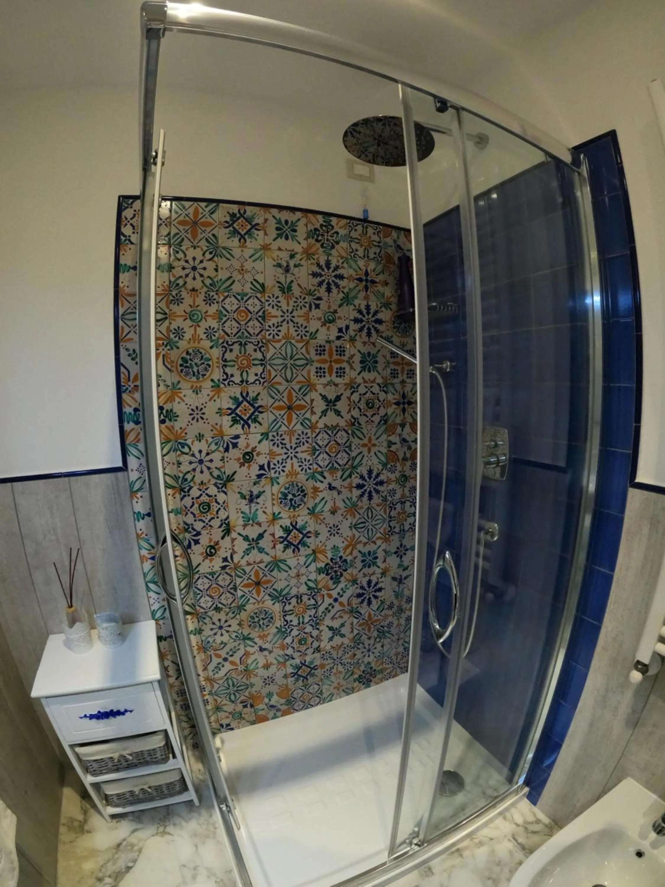 Shower in Five Roses Bed & Breakfast