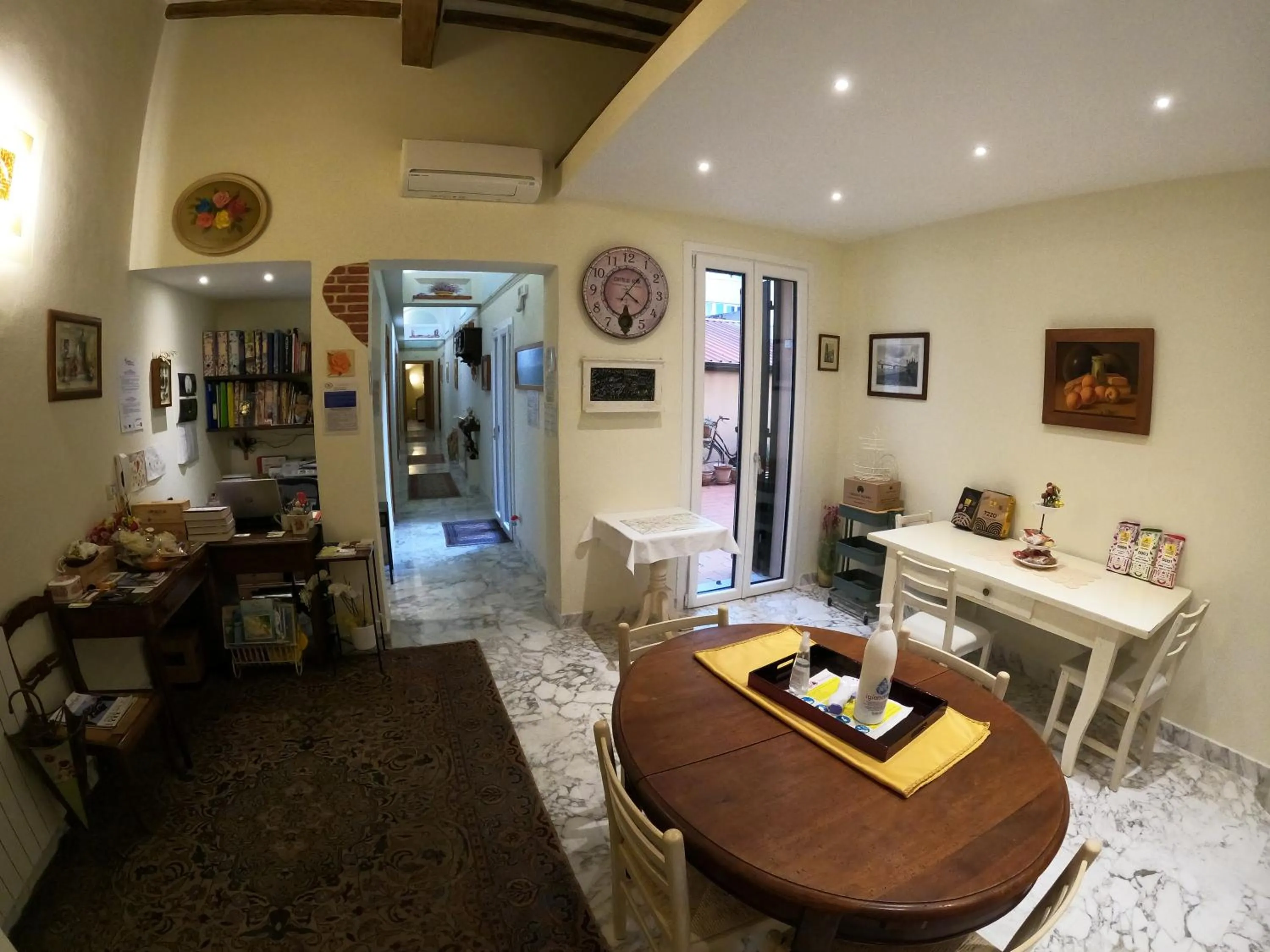 Living room in Five Roses Bed & Breakfast