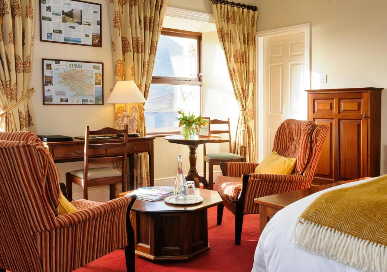 Seating area, Bed in Lough Inagh Lodge Hotel