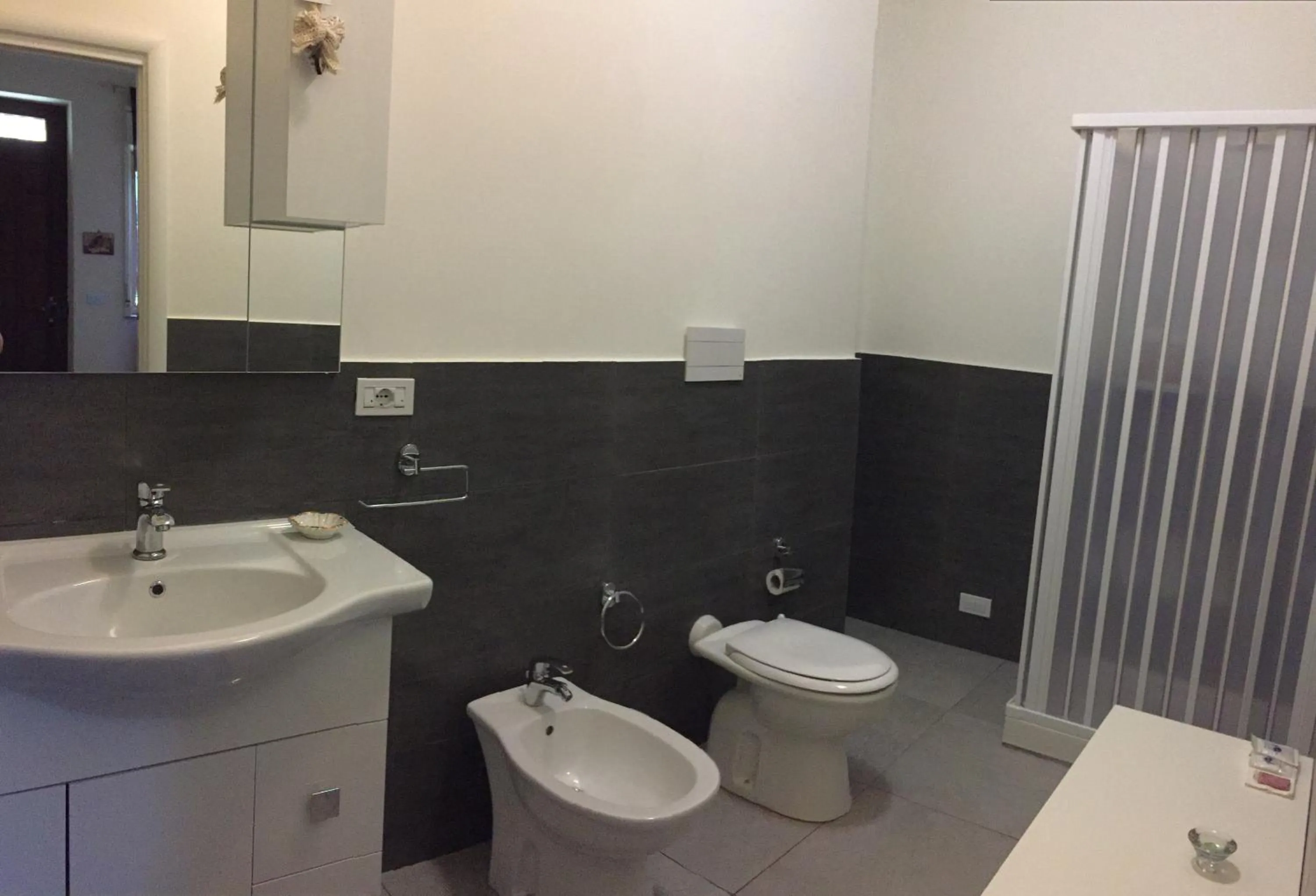 Shower in L'Agrifoglio Dell'Etna