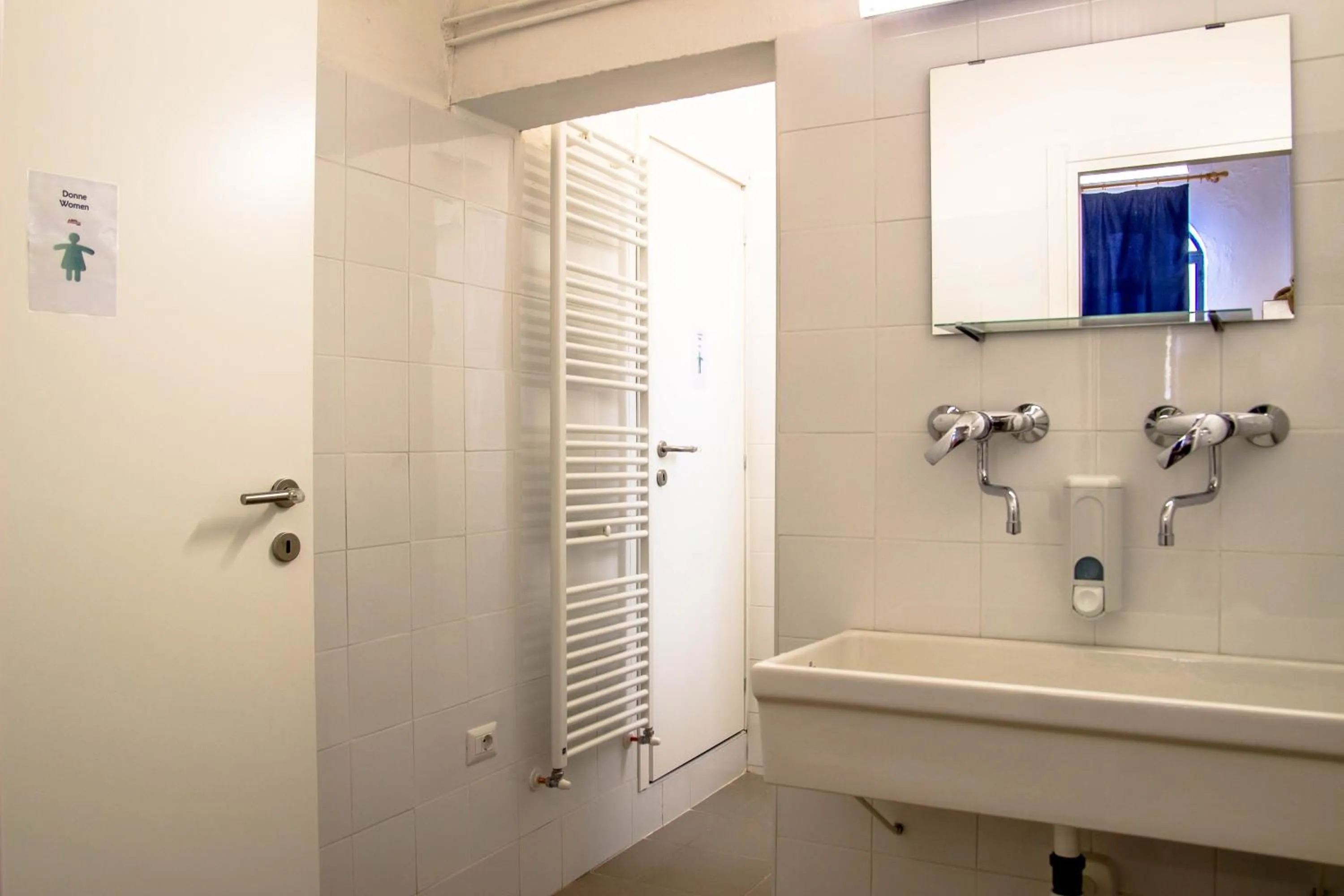 Shower in Hostel Santa Monaca