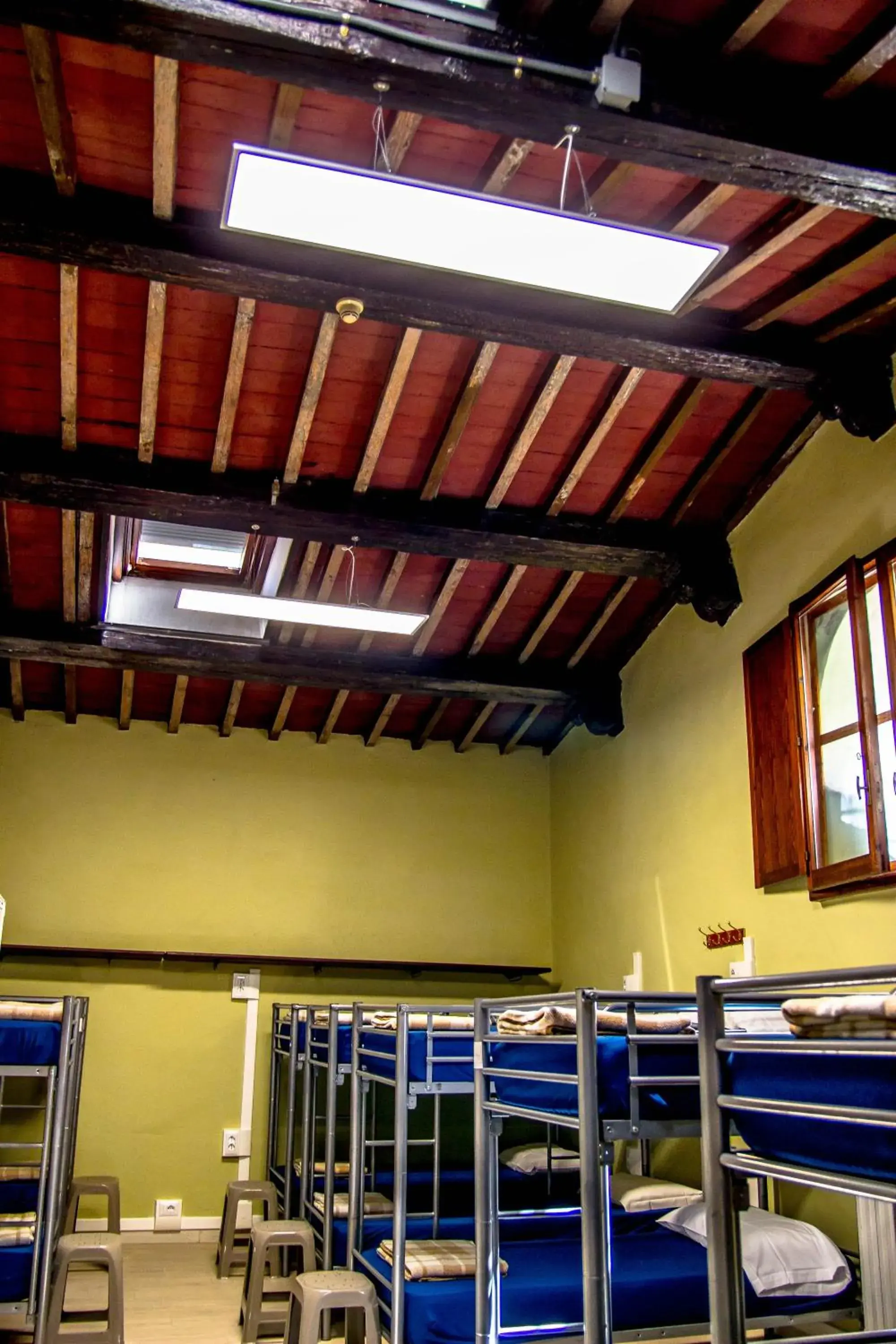 Bed in 16-Bed Mixed Dormitory Room in Hostel Santa Monaca Bed in 16-Bed Mixed Dormitory Room in Hostel Santa Monaca