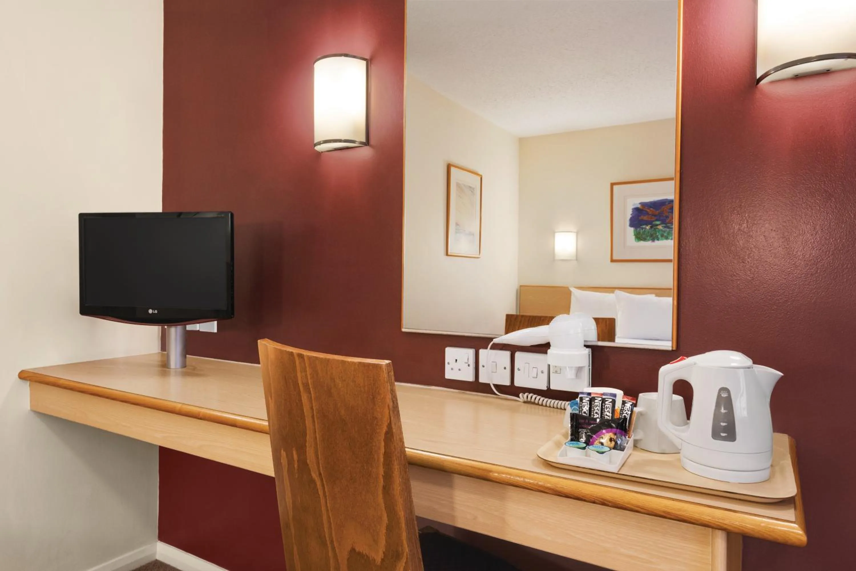 Coffee/tea facilities in Days Inn Hotel Warwick South - Southbound M40