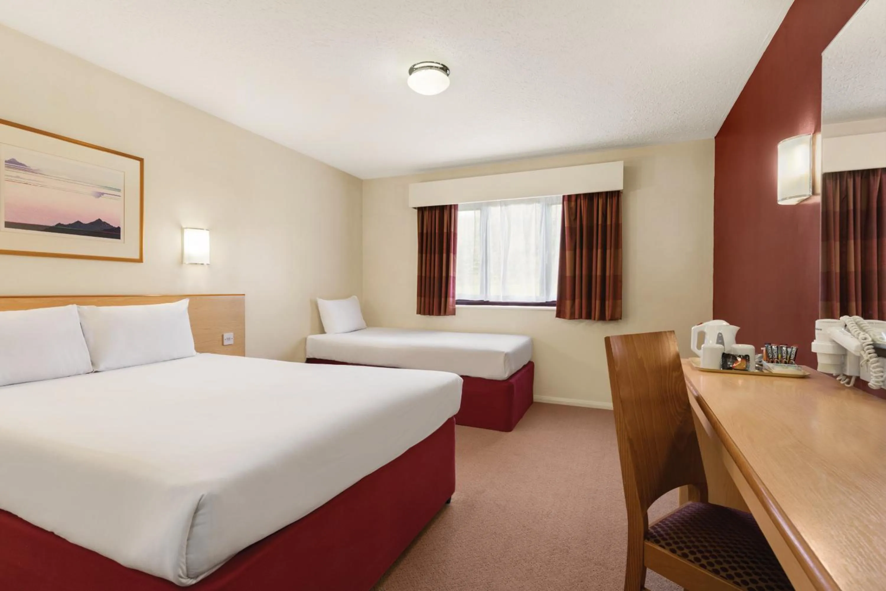 Photo of the whole room, Bed in Days Inn Hotel Warwick South - Southbound M40