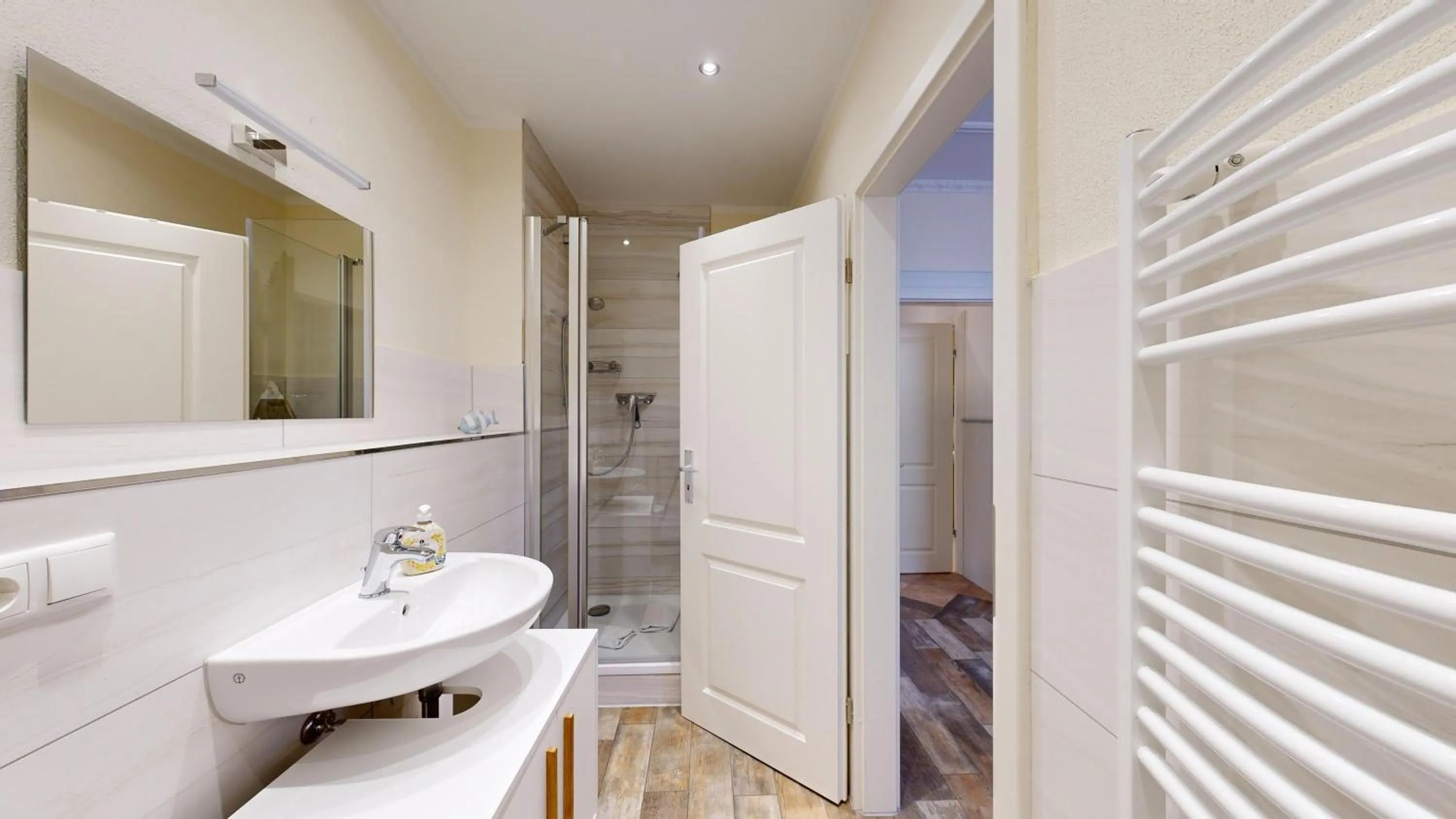 Bathroom in strandnahe FeWo mit Terrasse, Villa Vergissmeinnicht 01, Binz