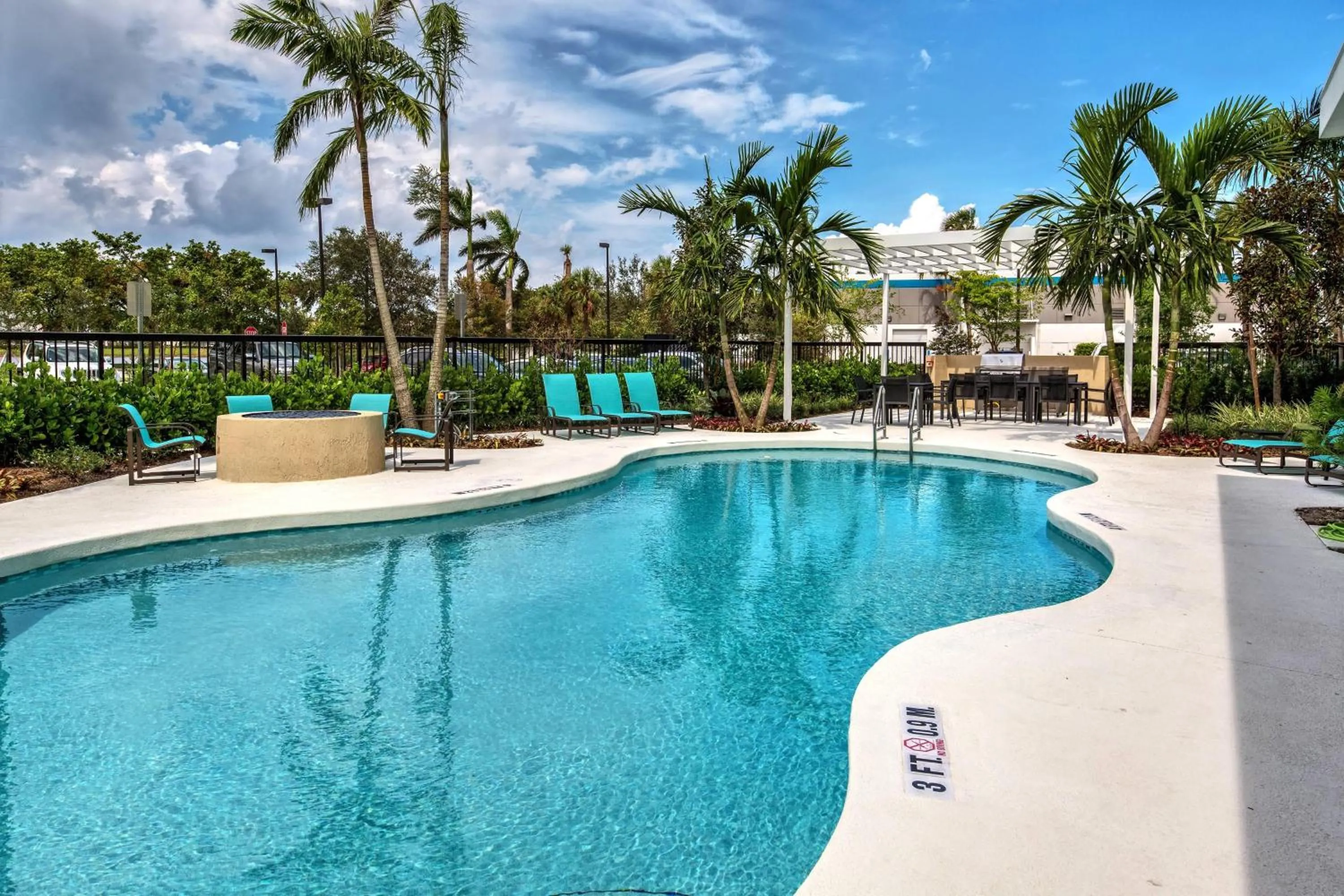 Swimming pool in Residence Inn Fort Lauderdale Pompano Beach Central