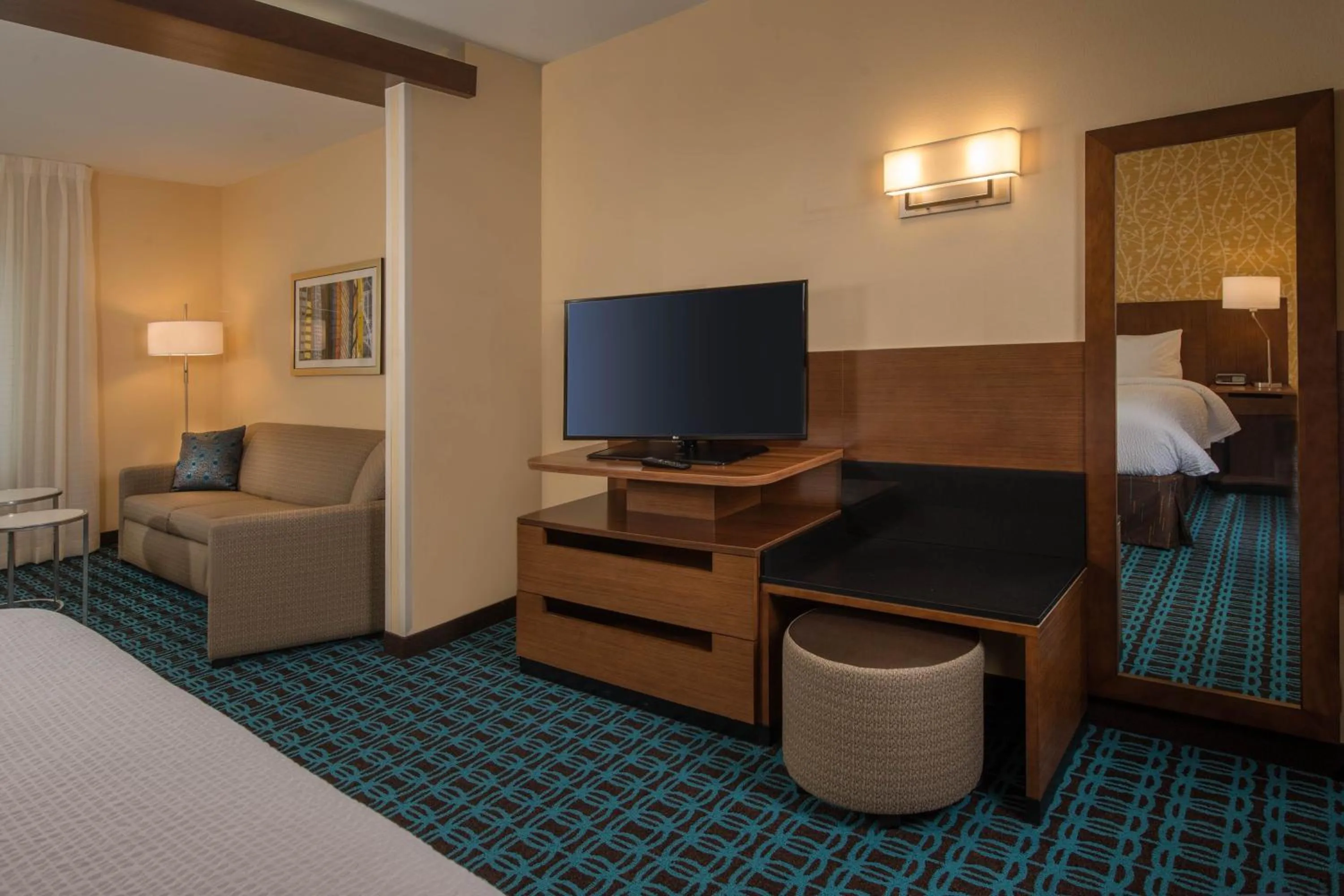 Photo of the whole room, Bed in Fairfield Inn & Suites by Marriott Washington