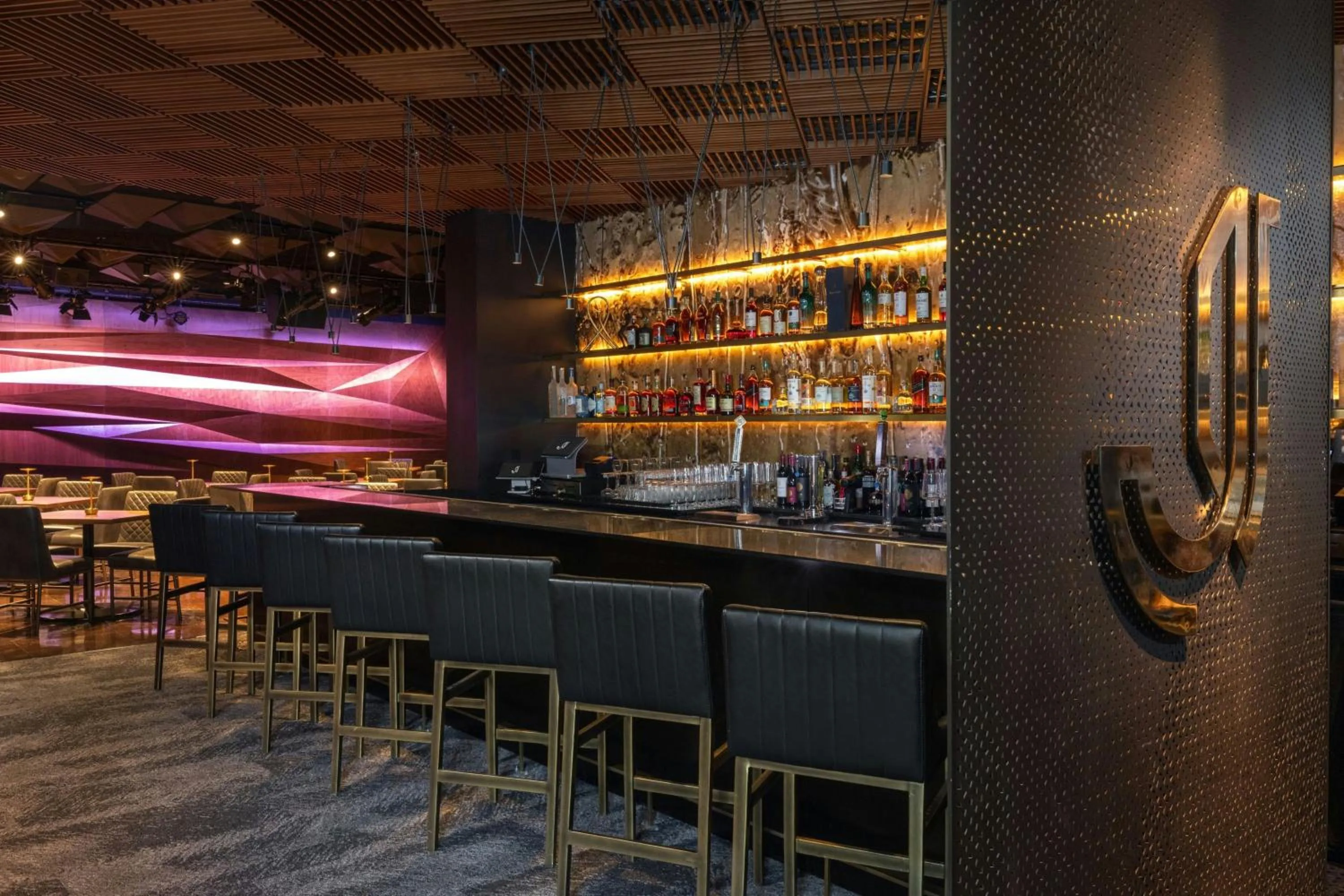 Lounge or bar in Omaha Marriott Downtown at the Capitol District