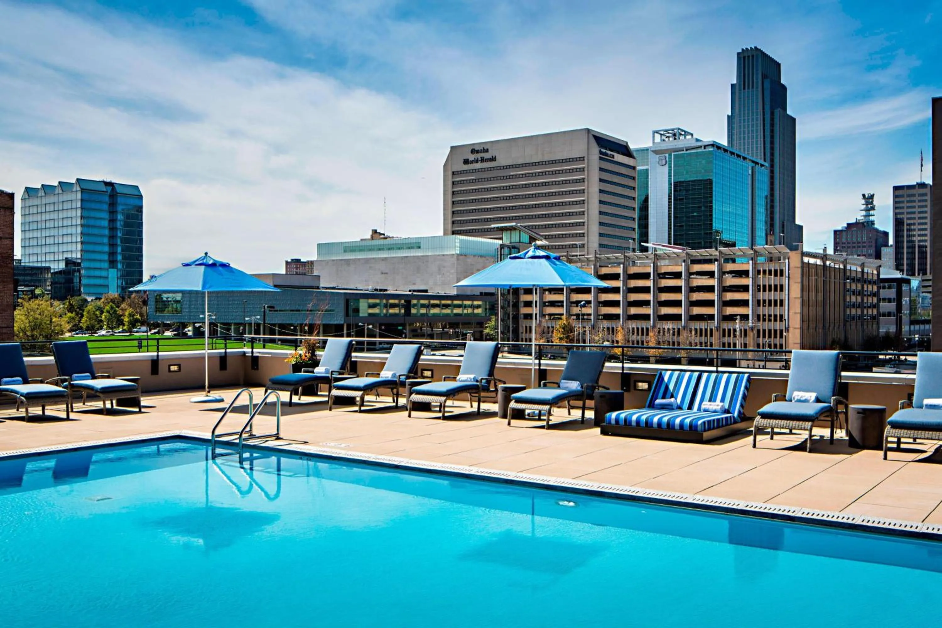 Swimming pool in Omaha Marriott Downtown at the Capitol District