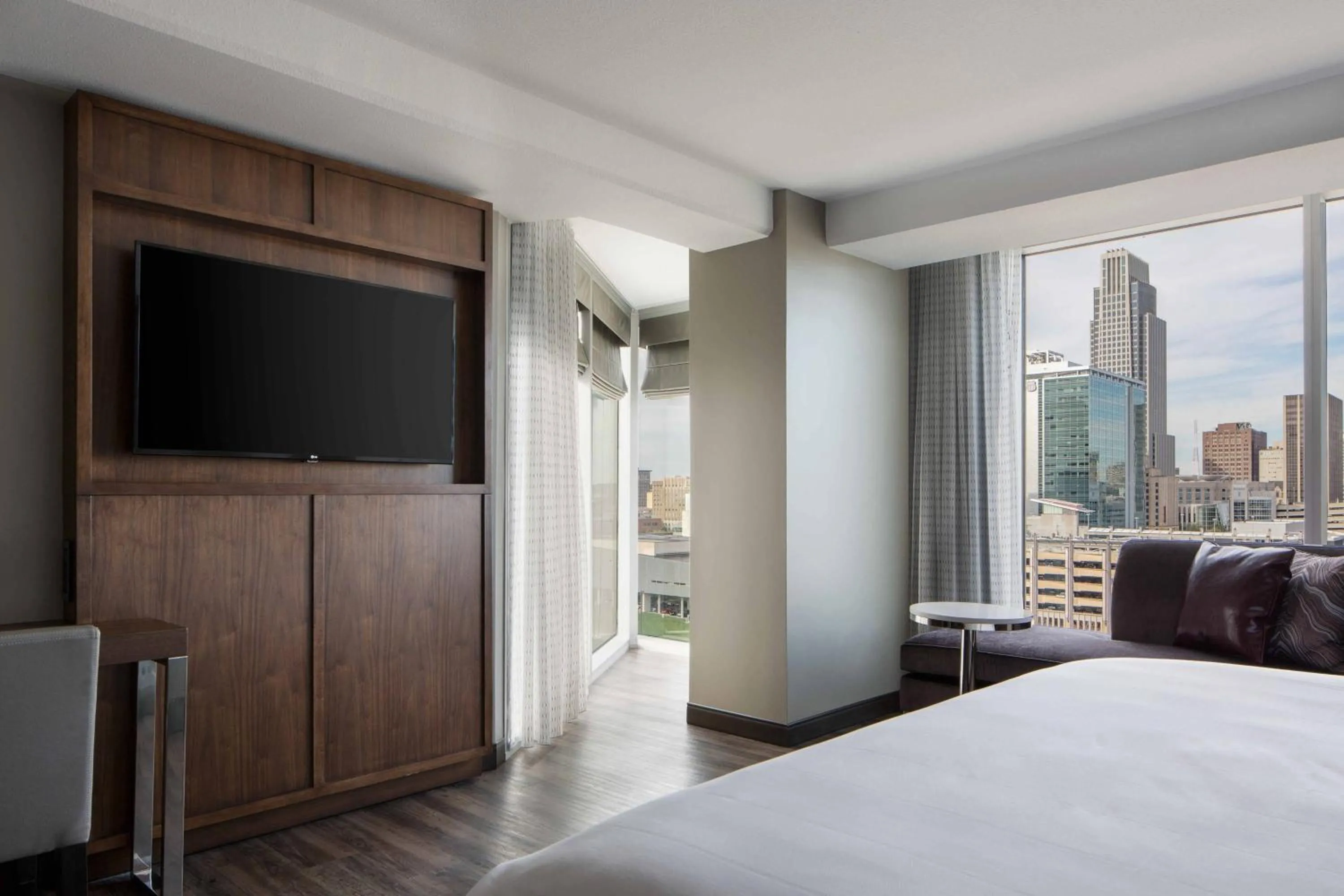 Photo of the whole room, Bed in Omaha Marriott Downtown at the Capitol District