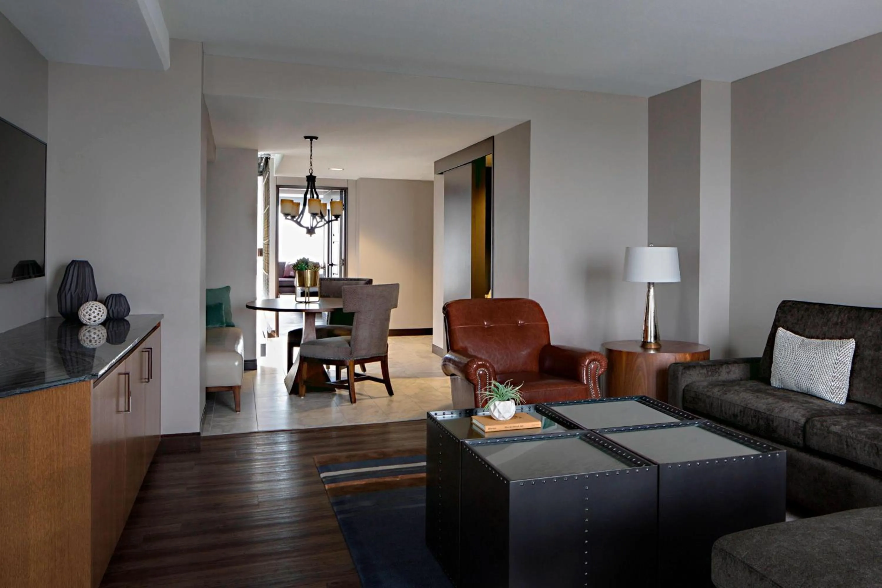 Living room in Omaha Marriott Downtown at the Capitol District