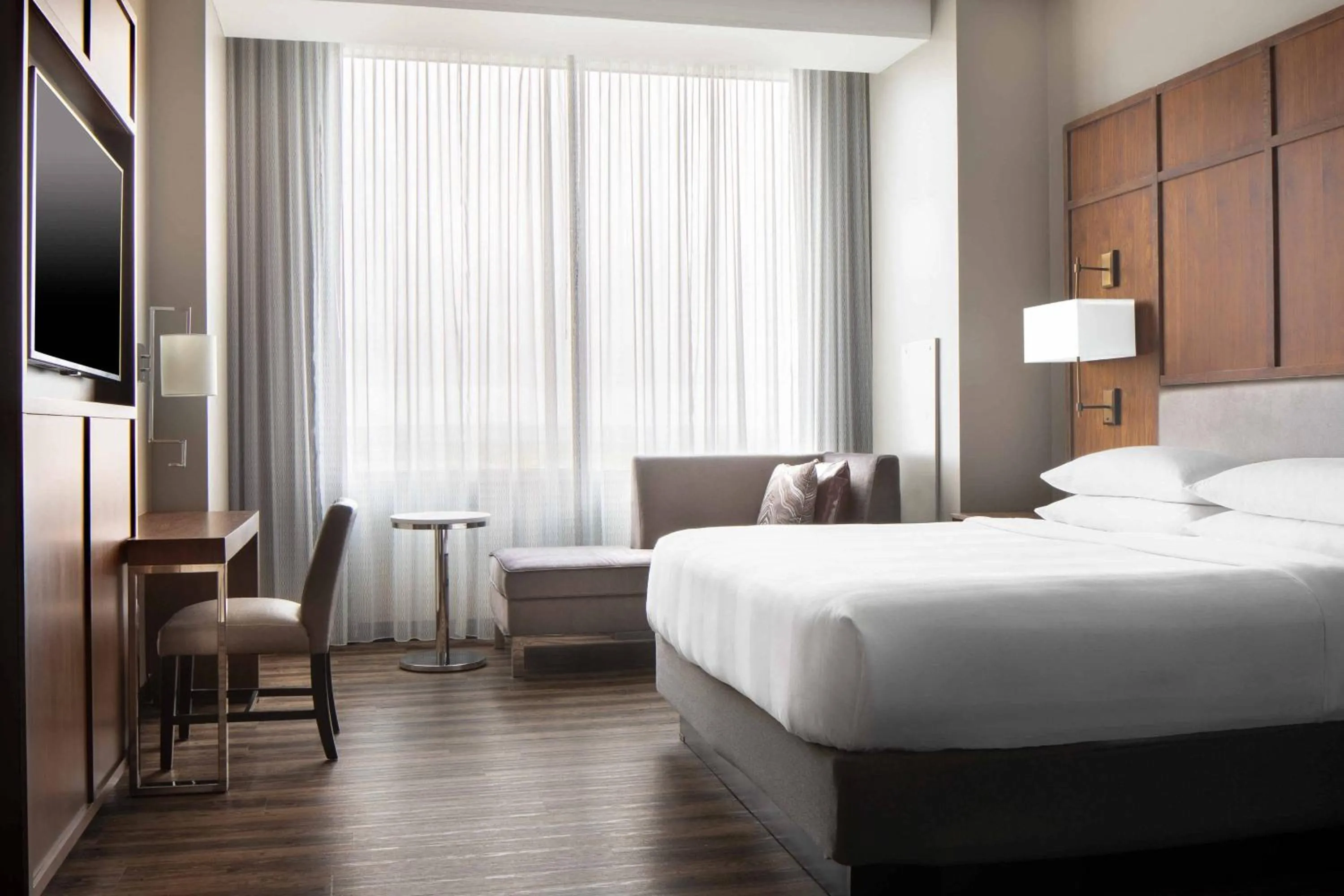 Photo of the whole room, Bed in Omaha Marriott Downtown at the Capitol District