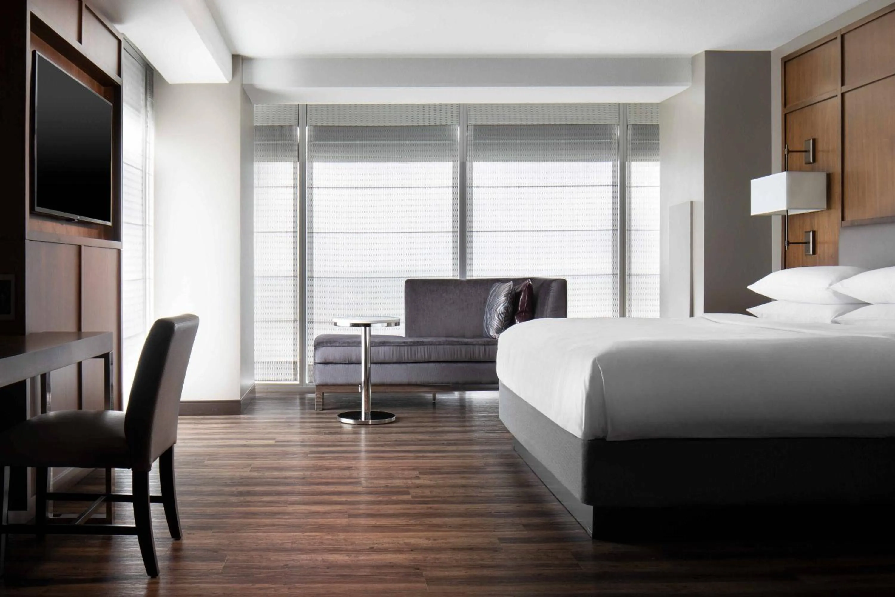 Photo of the whole room, Bed in Omaha Marriott Downtown at the Capitol District