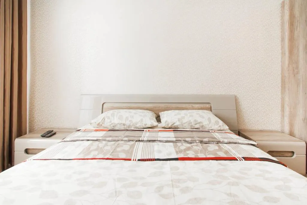 Bed in center, Apartment on Deribasovskaya 10