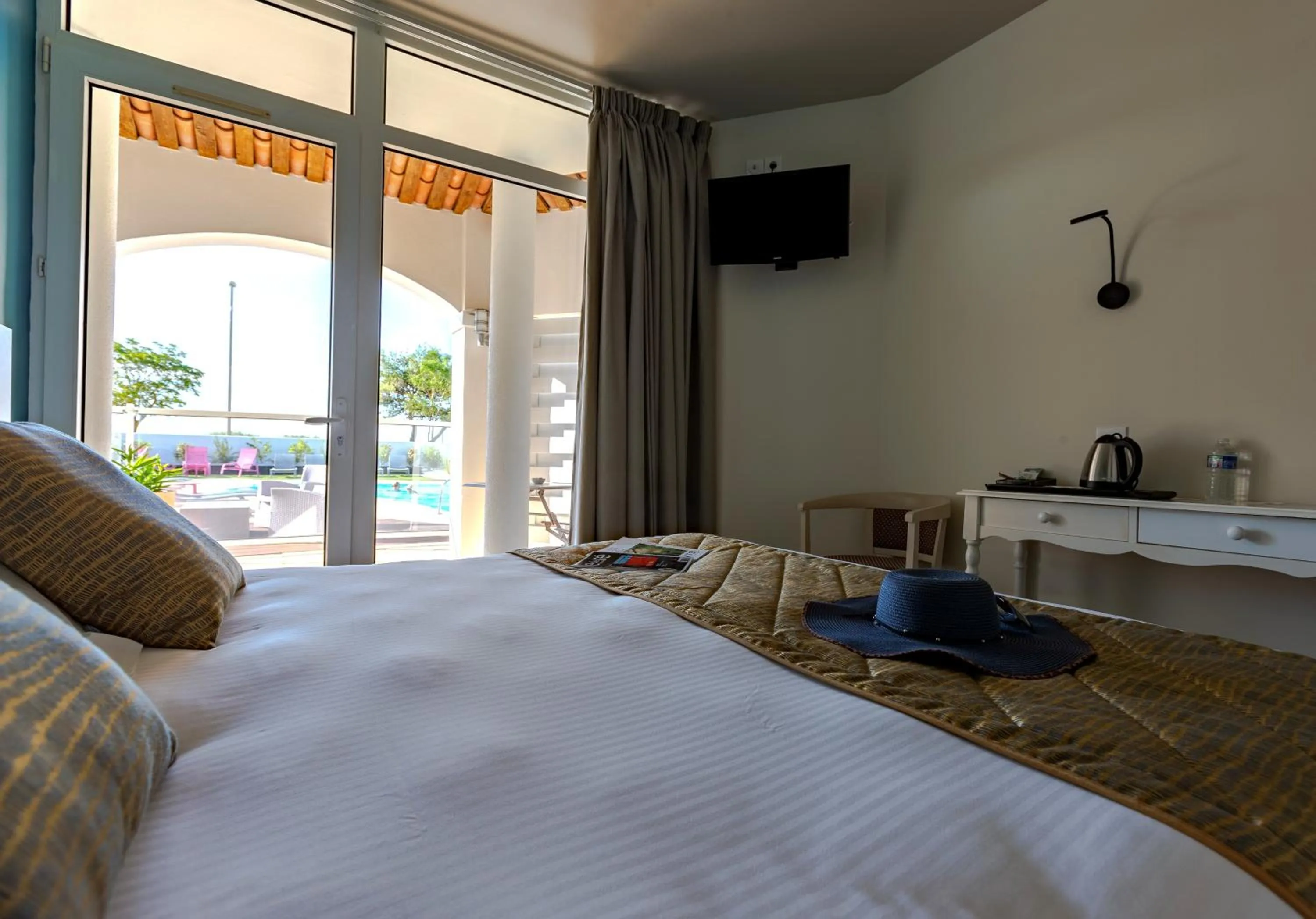 Bed in Hôtel Restaurant Le Grand Large - Face à la plage - Ile de Ré